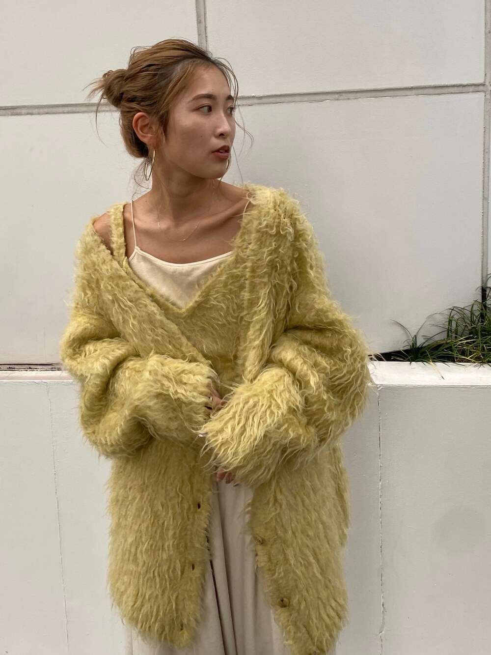 イエロー系のカーディガン/ボレロ、ホワイト系のその他パンツを着用したレディースの秋コーディネートの3枚目の写真