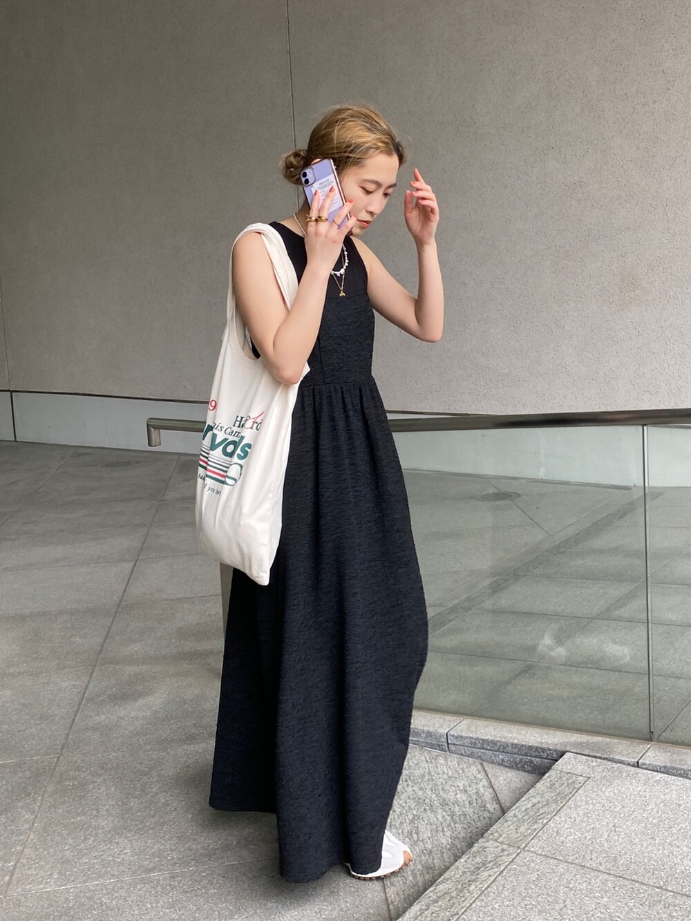 ブラック系のワンピース、ブラック系のタンクトップを着用したレディースの春コーディネートの6枚目の写真