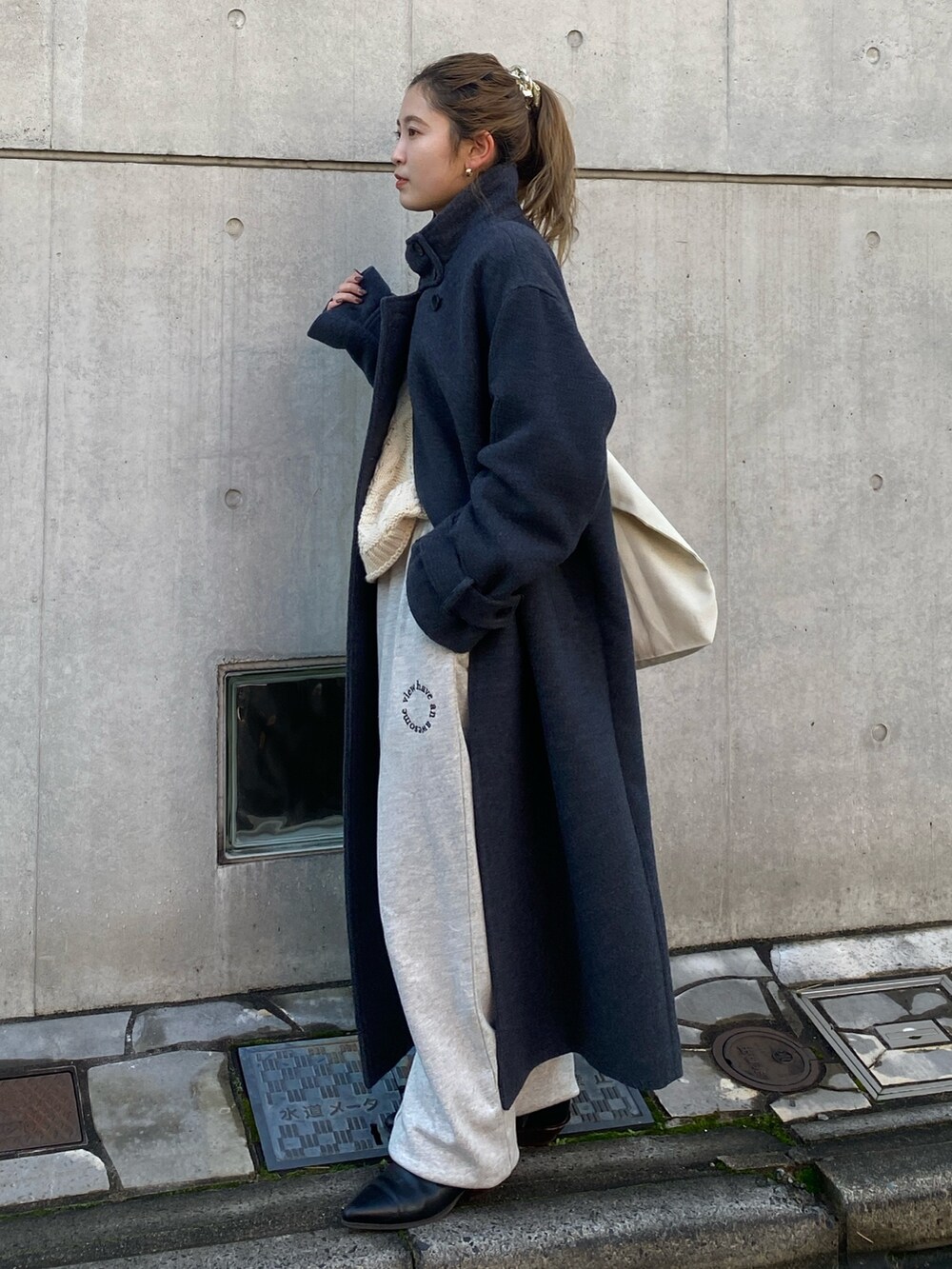 グレー系のその他アウター、グレー系のスウェットパンツ、ホワイト系のニット/セーターを着用したレディースの冬コーディネートの4枚目の写真