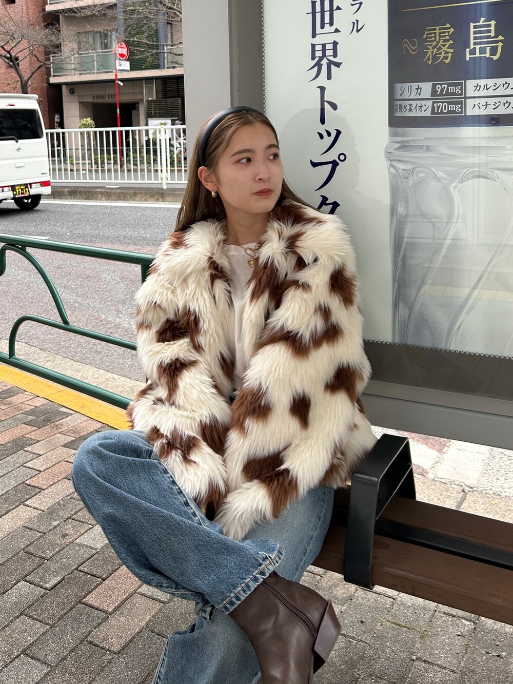 その他のその他アウター、ブルー系のデニムパンツ、ブラウン系のブーツを着用したレディースの秋コーディネートの5枚目の写真