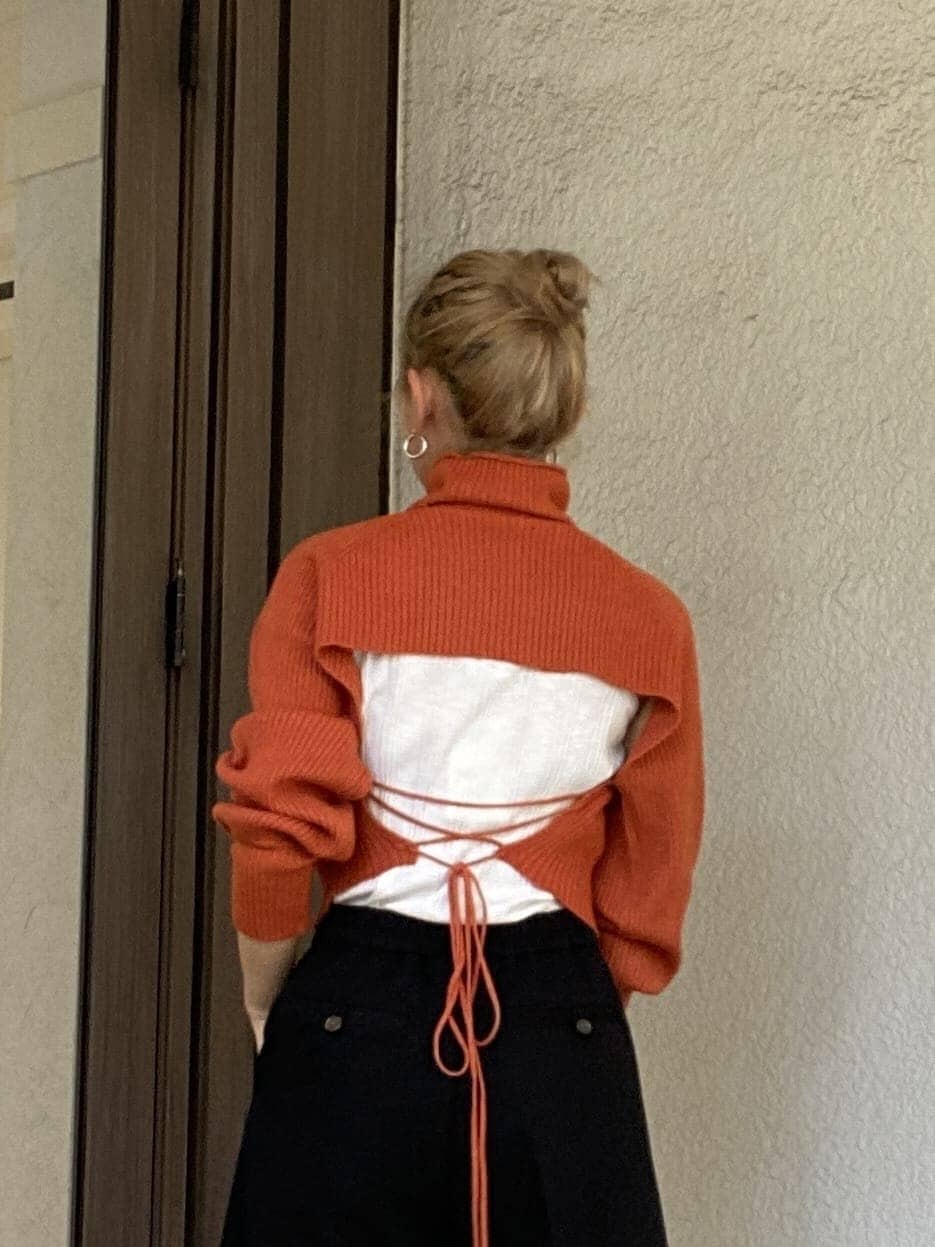 ホワイト系のタンクトップ、ホワイト系のTシャツ/カットソー、ブラック系のその他パンツを着用したレディースの秋コーディネートの6枚目の写真