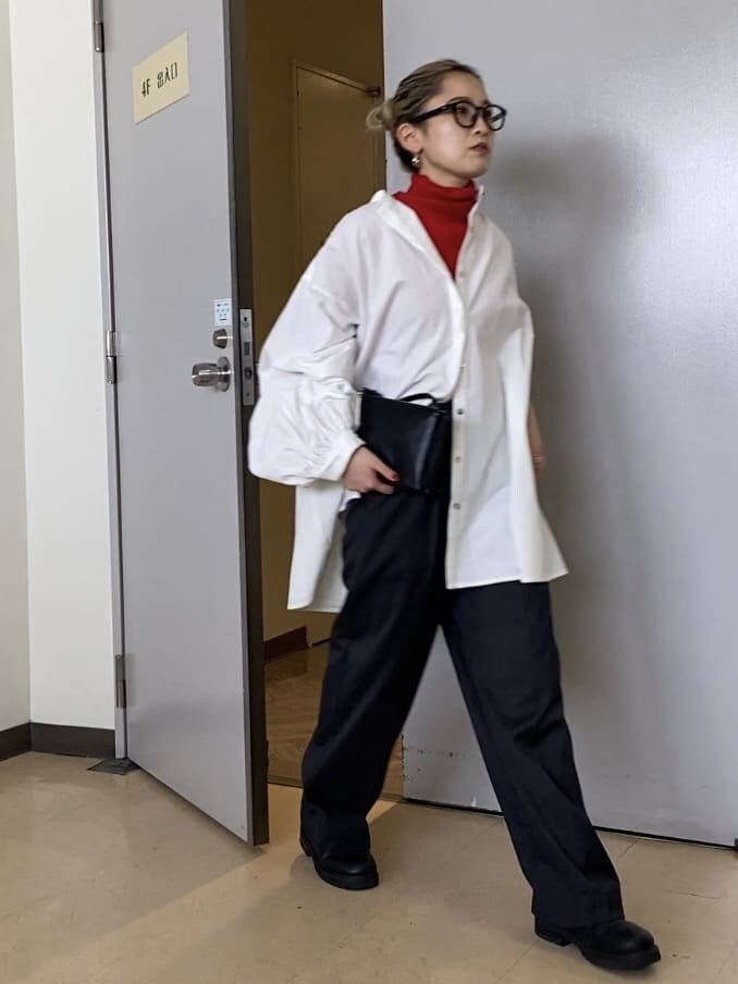 ブラック系のショルダーバッグ、グレー系のスラックス、ホワイト系のシャツ/ブラウスを着用したレディースの夏コーディネートの2枚目の写真