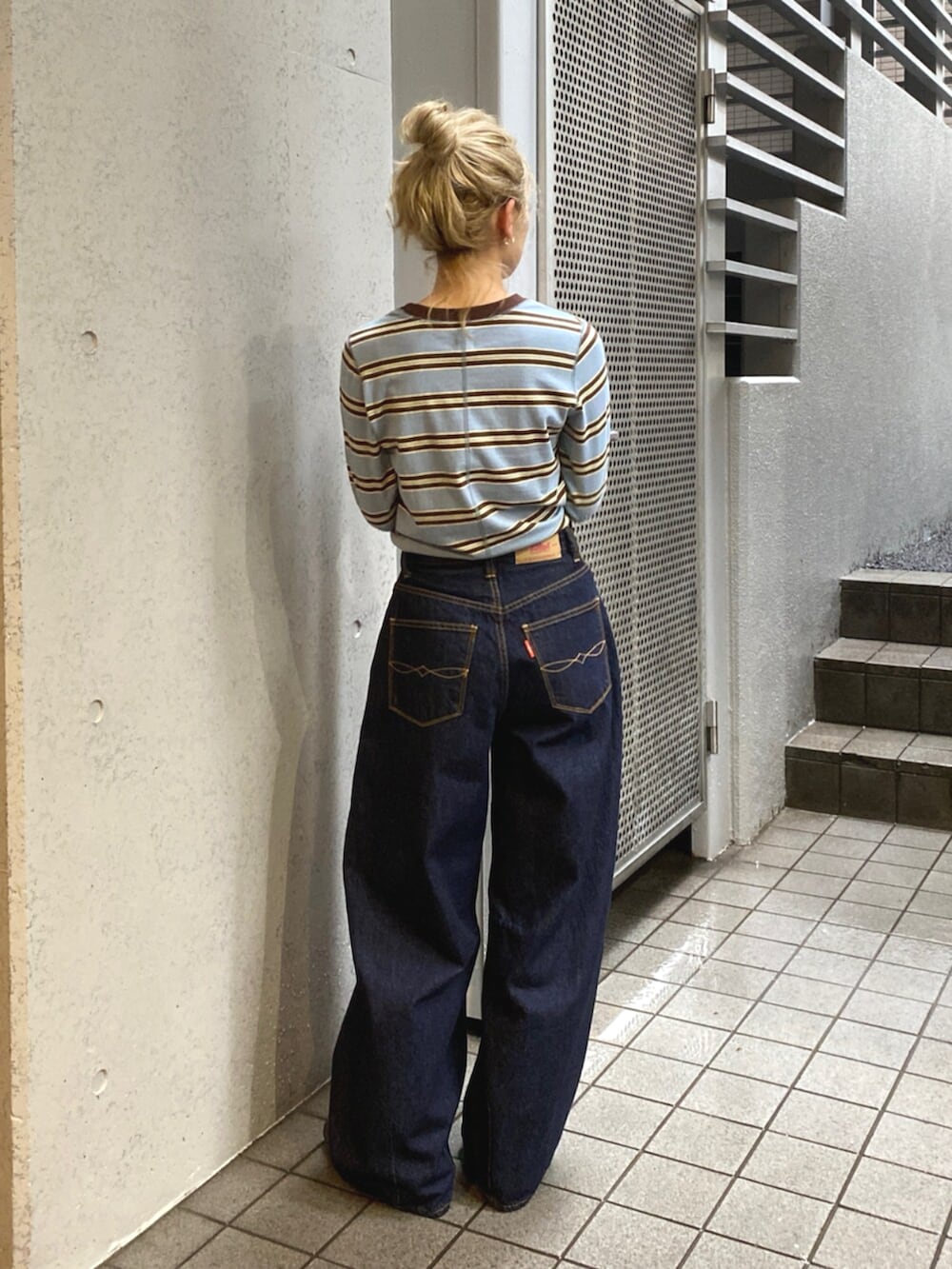 ブルー系のTシャツ/カットソー、ブルー系のデニムパンツを着用したレディースの夏コーディネートの3枚目の写真