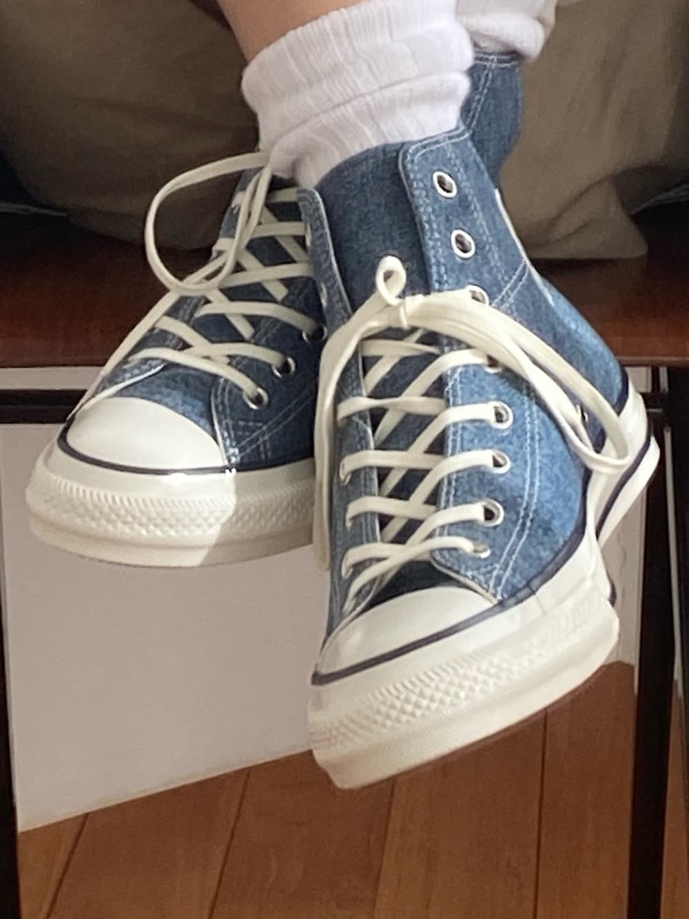 ブルー系のデニムジャケット、グリーン系のTシャツ/カットソー、ホワイト系のTシャツ/カットソーを着用したレディースの冬コーディネートの3枚目の写真