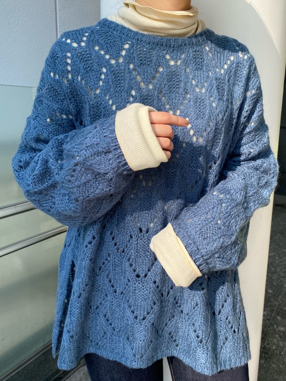 ブルー系のデニムパンツ、ホワイト系のTシャツ/カットソー、ブルー系のニット/セーターを着用したレディースの秋コーディネートの3枚目の写真