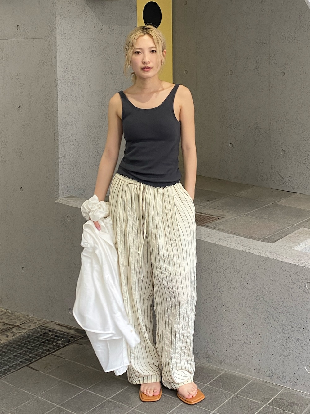 グレー系のタンクトップ、ホワイト系のその他パンツ、ホワイト系のシャツ/ブラウスを着用したレディースの夏コーディネートの2枚目の写真