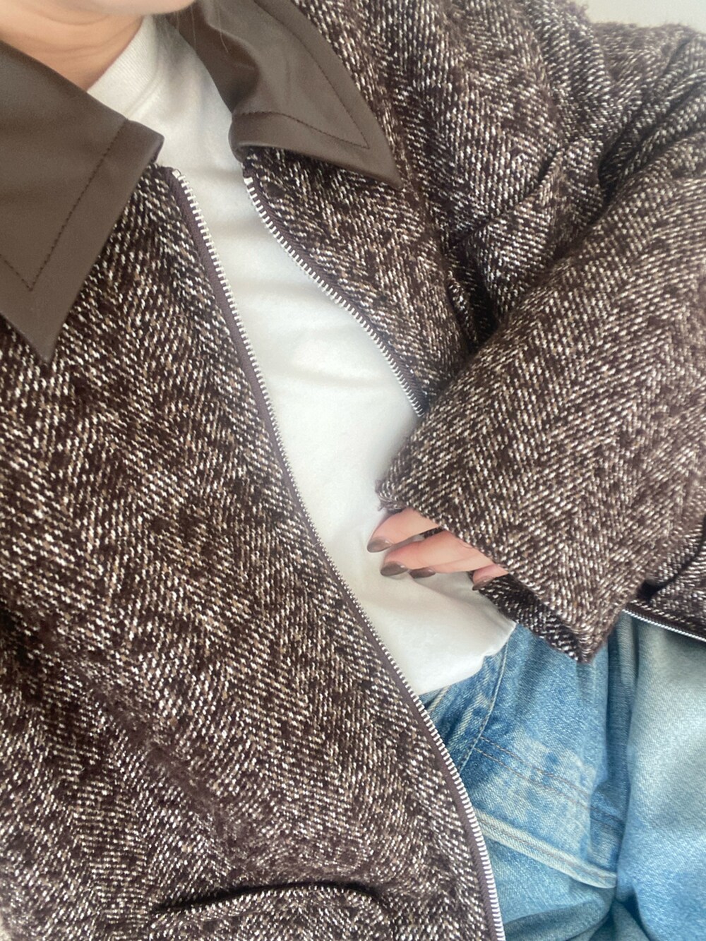 ブラウン系のブルゾンを着用したレディースの冬コーディネートの2枚目の写真