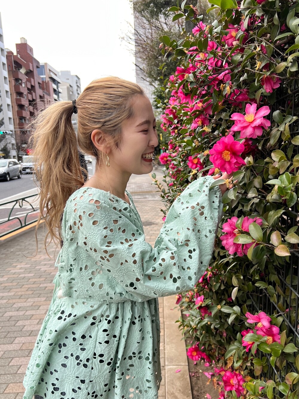 グリーン系のシャツ/ブラウス、ホワイト系のキャミソール、グレー系のスカートを着用したレディースの冬コーディネートの5枚目の写真