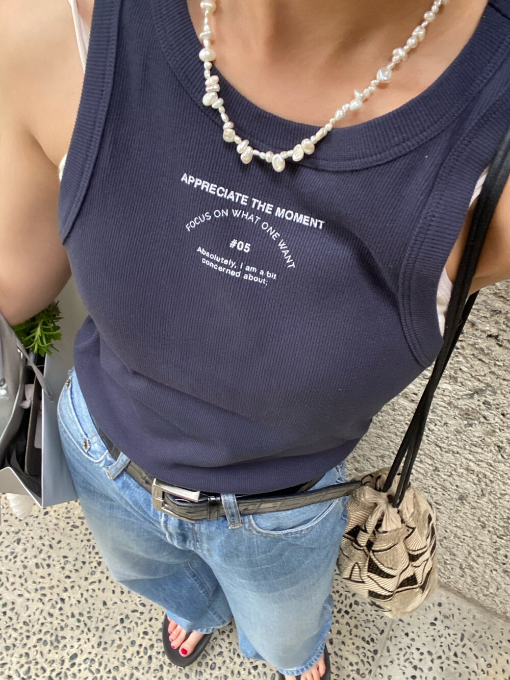 ブルー系のタンクトップ、ブルー系のデニムパンツを着用したレディースの夏コーディネートの4枚目の写真