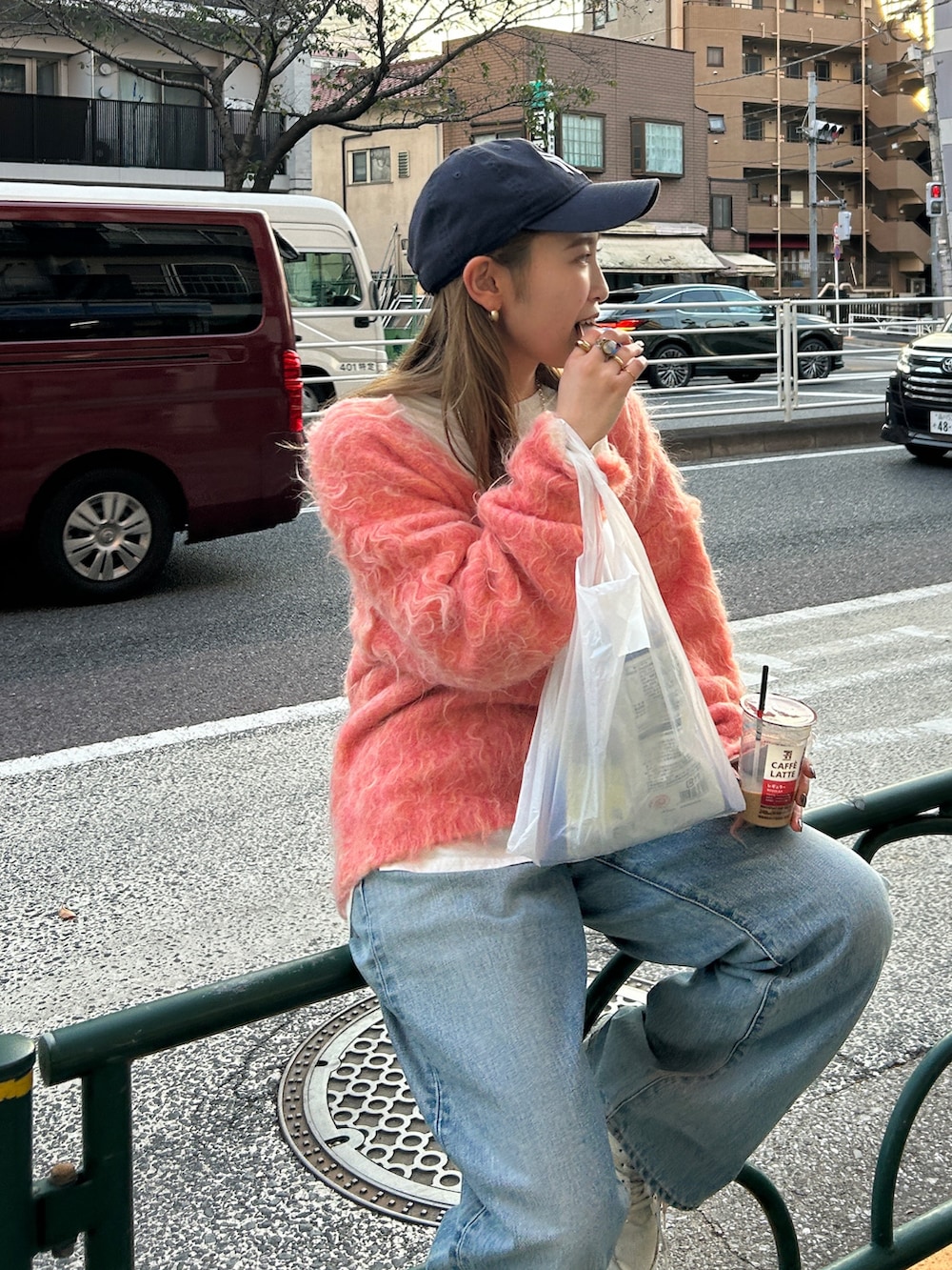 ピンク系のニット/セーター、ホワイト系のTシャツ/カットソー、ブルー系のデニムパンツを着用したレディースの冬コーディネートの4枚目の写真