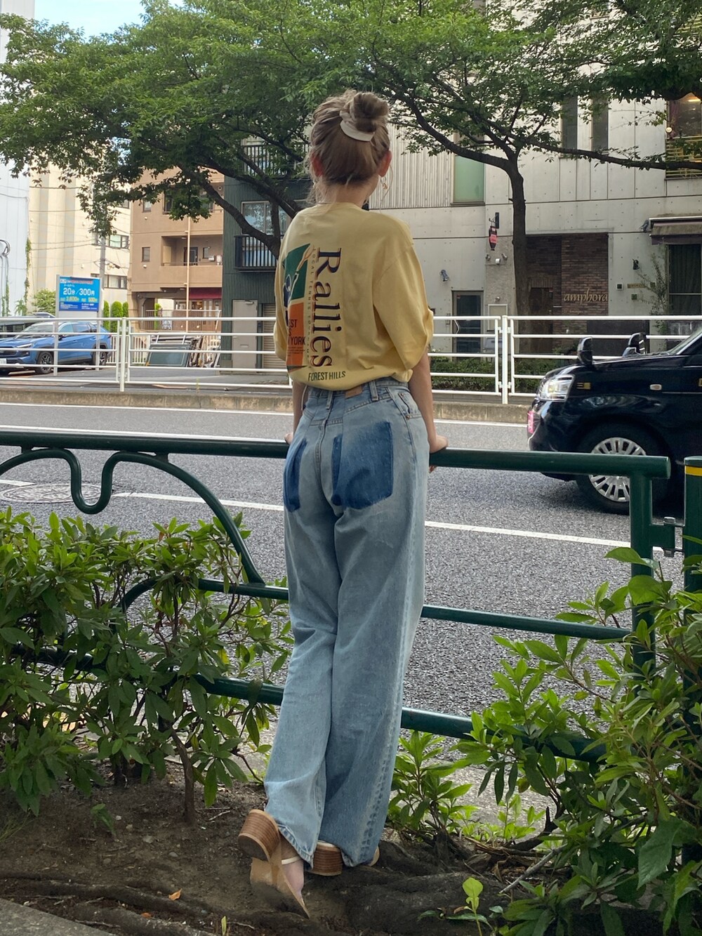 イエロー系のTシャツ/カットソー、ブルー系のデニムパンツを着用したレディースの夏コーディネートの3枚目の写真