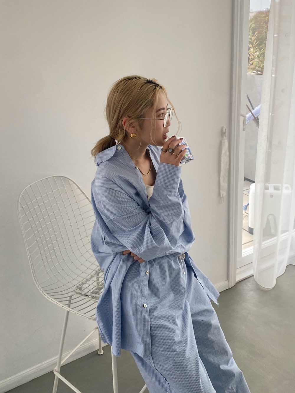 ブルー系のシャツ/ブラウス、ブルー系のその他パンツ、ホワイト系のキャミソールを着用したレディースの春コーディネートの2枚目の写真