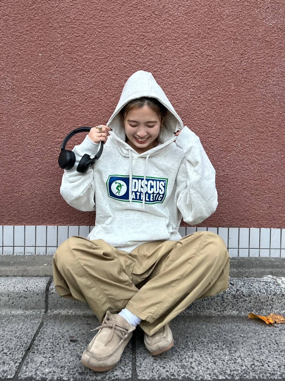 グレー系のパーカー、ベージュ系のその他パンツを着用したレディースの冬コーディネートの6枚目の写真