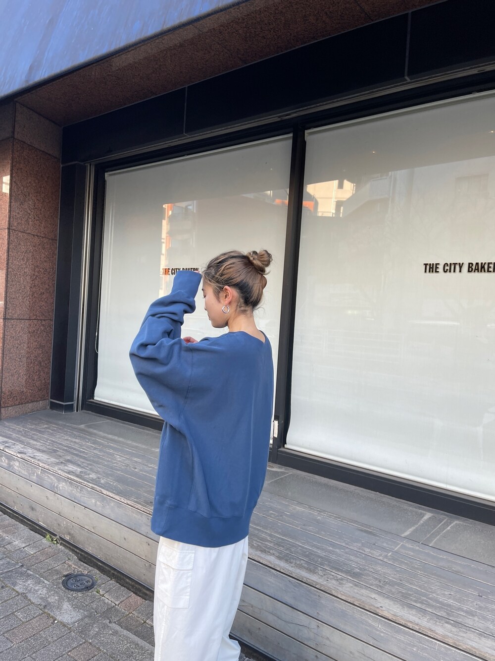 ホワイト系のカーゴパンツ、ブルー系のスウェット、ホワイト系のエコバッグ/サブバッグを着用したレディースの冬コーディネートの7枚目の写真