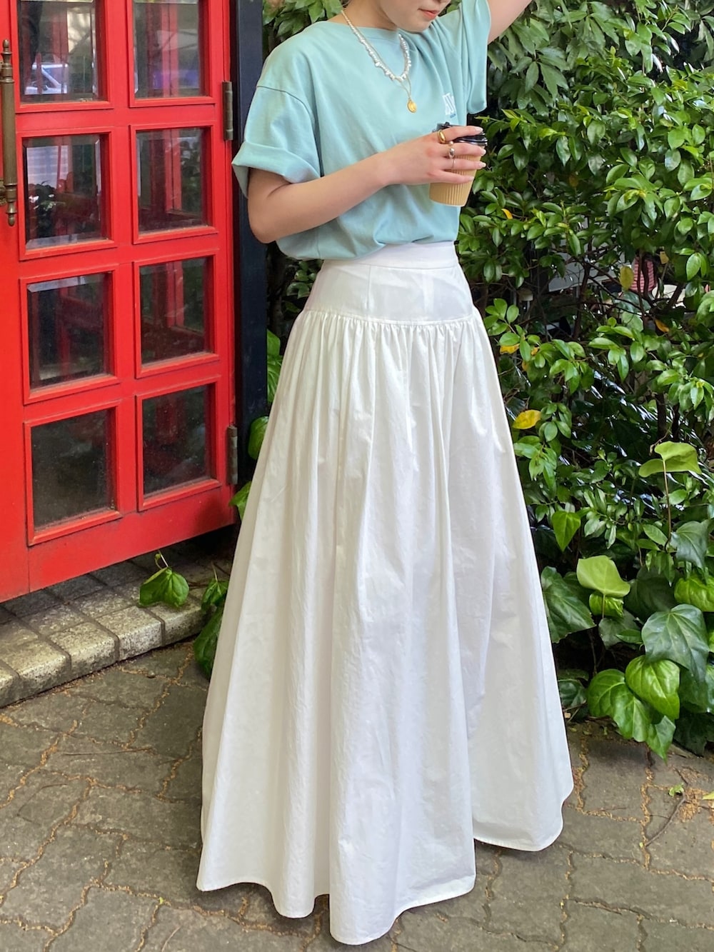 ブルー系のTシャツ/カットソー、ホワイト系のスカートを着用したレディースの春コーディネートの4枚目の写真