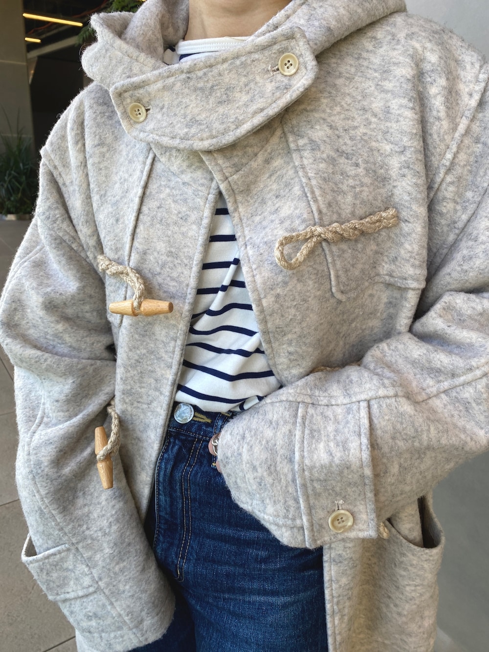 ブルー系のTシャツ/カットソー、ホワイト系のダッフルコートを着用したレディースの冬コーディネートの7枚目の写真