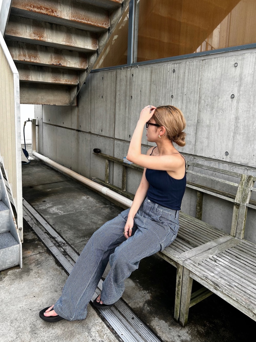 その他のデニムパンツを着用したレディースの秋コーディネートの4枚目の写真