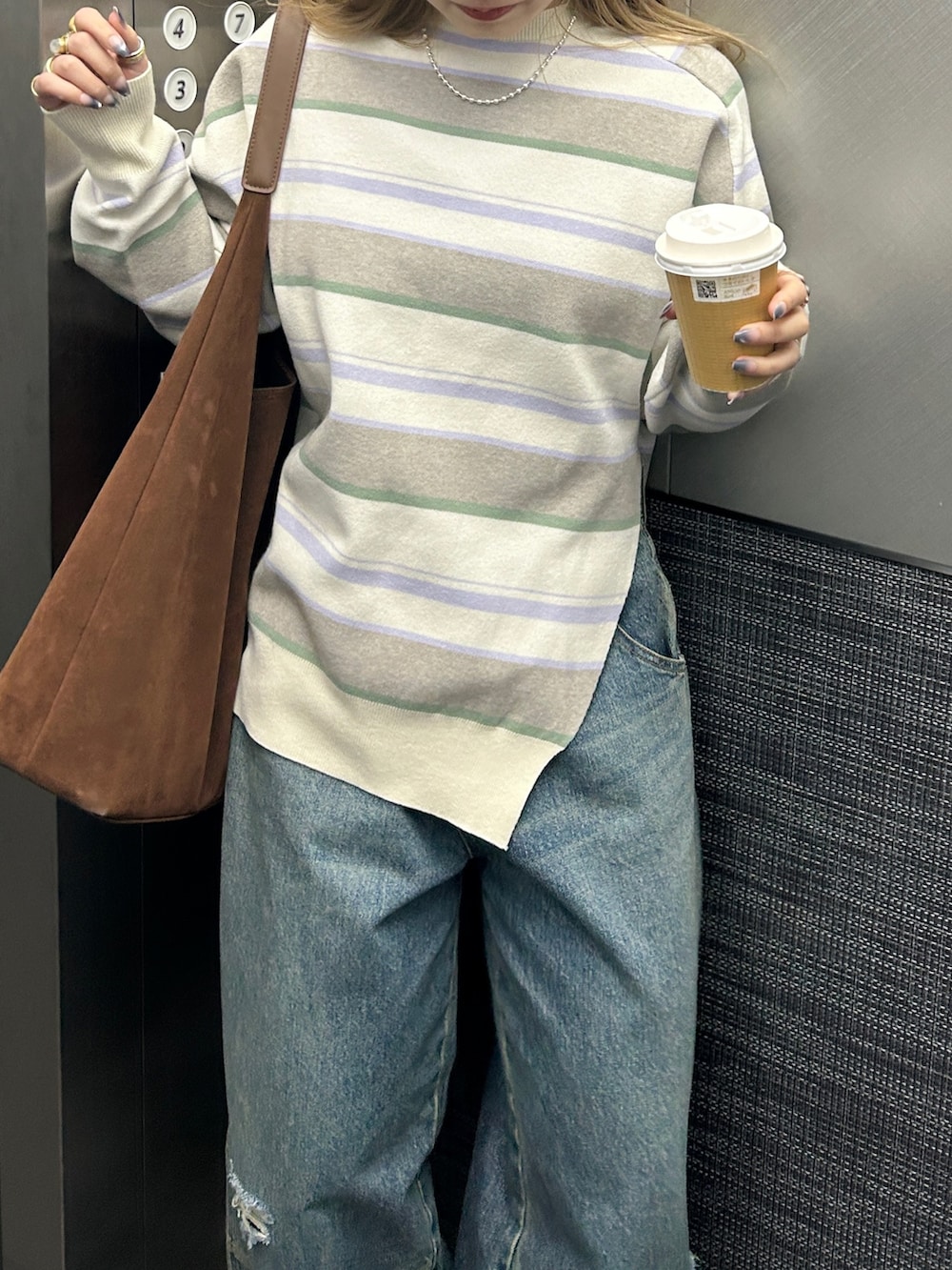 ホワイト系のニット/セーター、ブルー系のデニムパンツを着用したレディースの春コーディネートの3枚目の写真