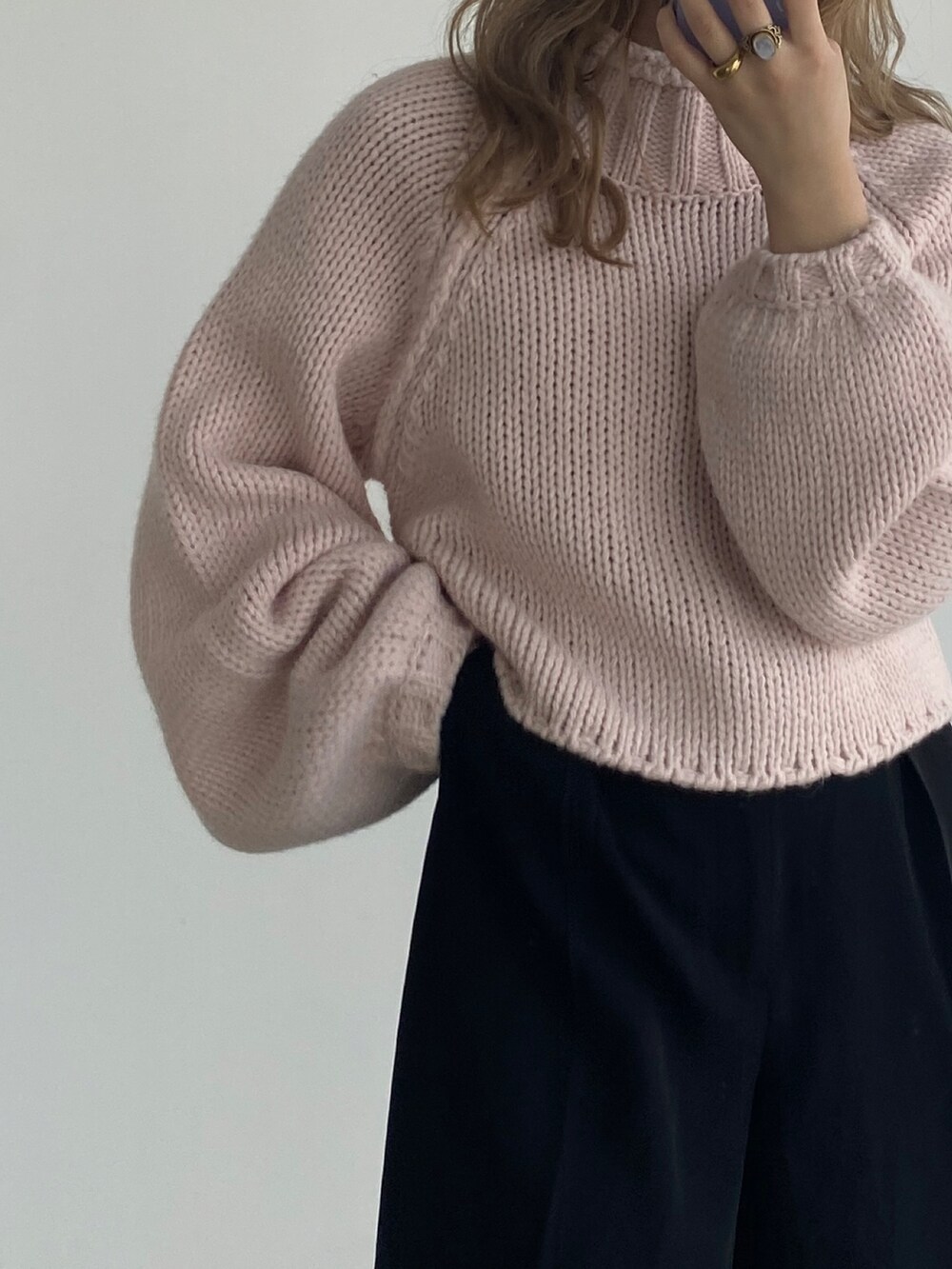 ピンク系のニット/セーターを着用したレディースの冬コーディネートの4枚目の写真