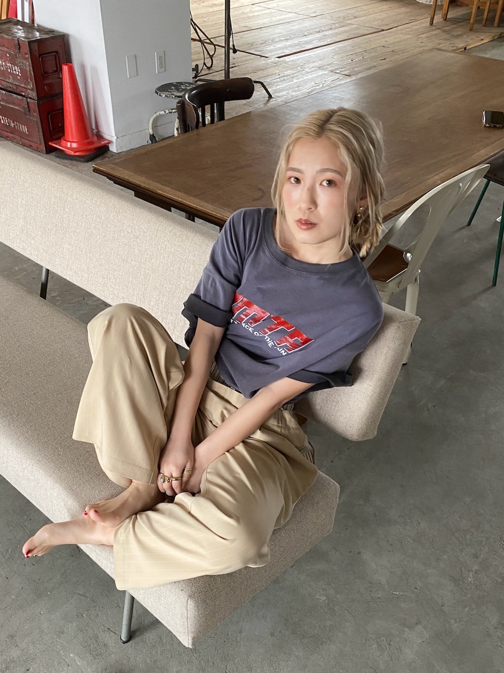 グレー系のTシャツ/カットソー、ベージュ系のその他パンツを着用したレディースの春コーディネートの3枚目の写真
