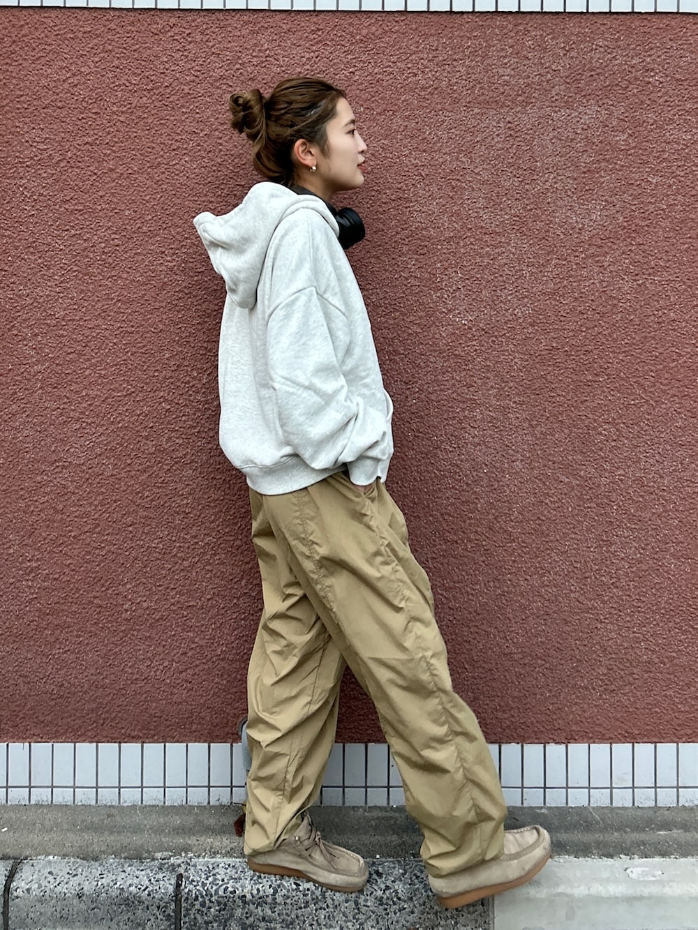 グレー系のパーカー、ベージュ系のその他パンツを着用したレディースの冬コーディネートの3枚目の写真