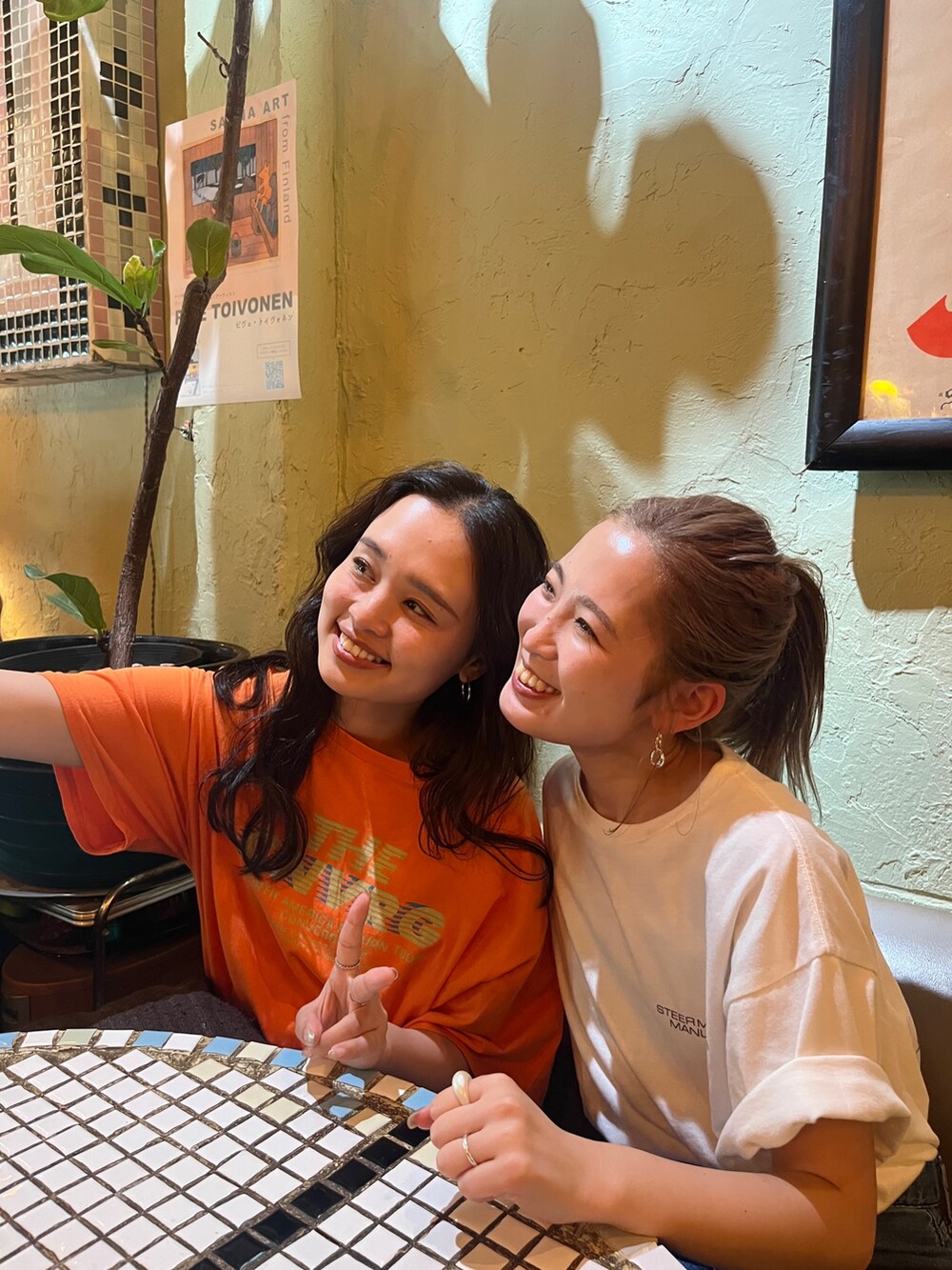 ホワイト系のTシャツ/カットソー、ブルー系のデニムパンツ、イエロー系のトートバッグを着用したレディースの春コーディネートの2枚目の写真