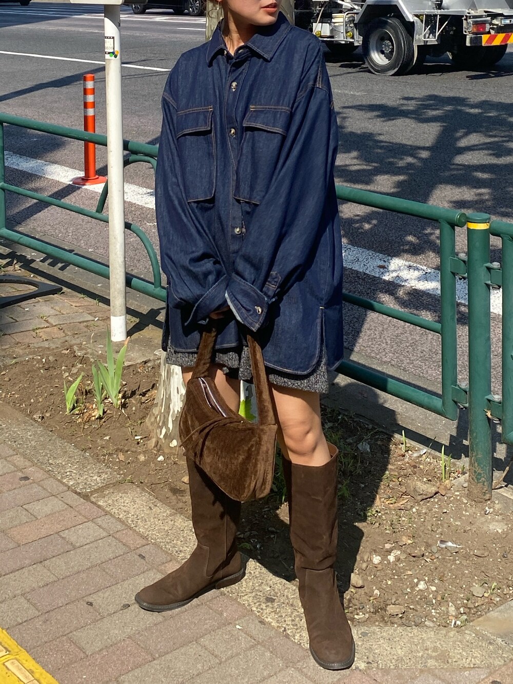 ブルー系のシャツ/ブラウス、グレー系のその他パンツ、ブラウン系のブーツを着用したレディースの冬コーディネートの2枚目の写真