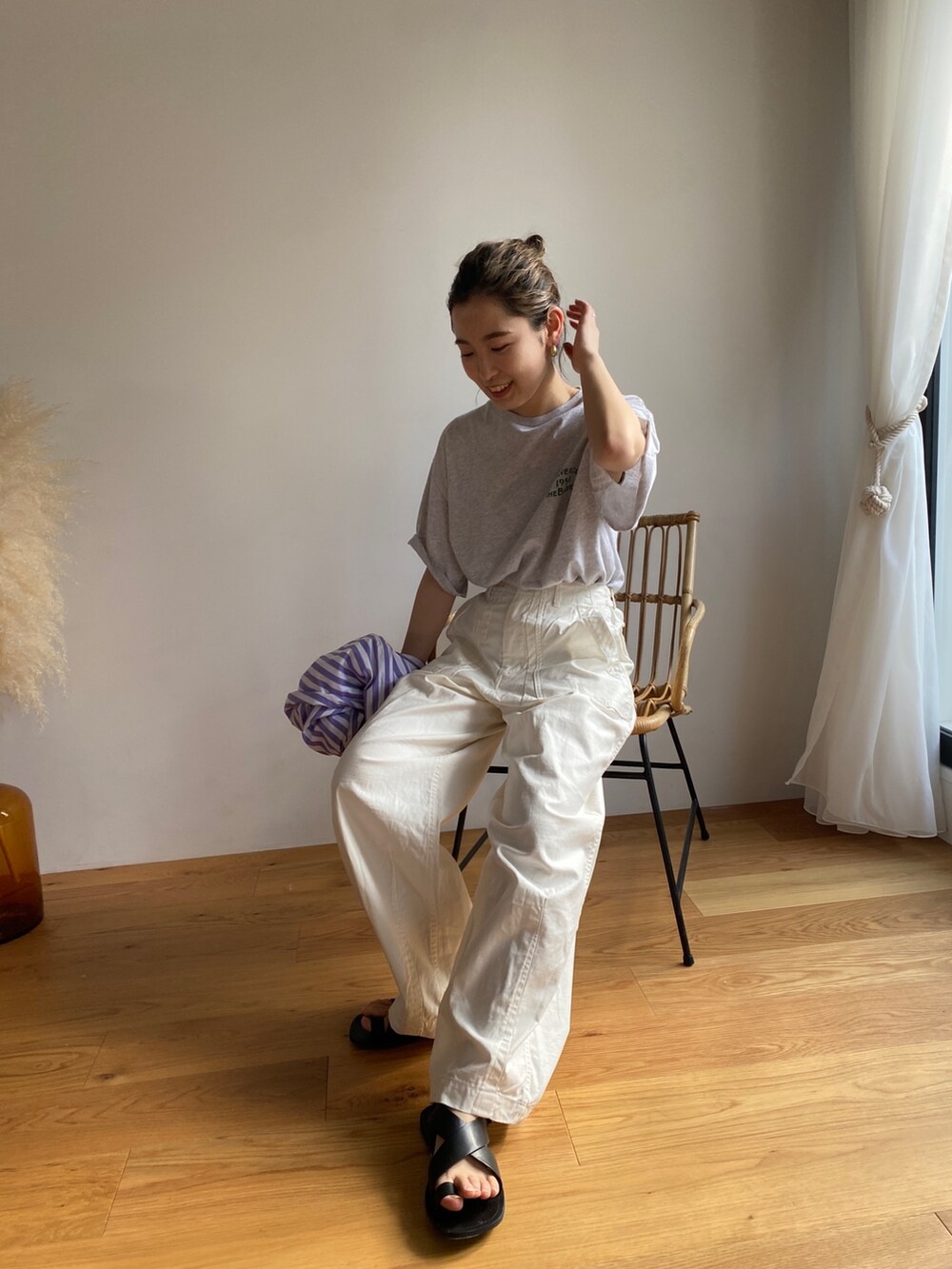 グレー系のTシャツ/カットソー、ホワイト系のその他パンツ、パープル系のシャツ/ブラウスを着用したレディースの春コーディネートの2枚目の写真