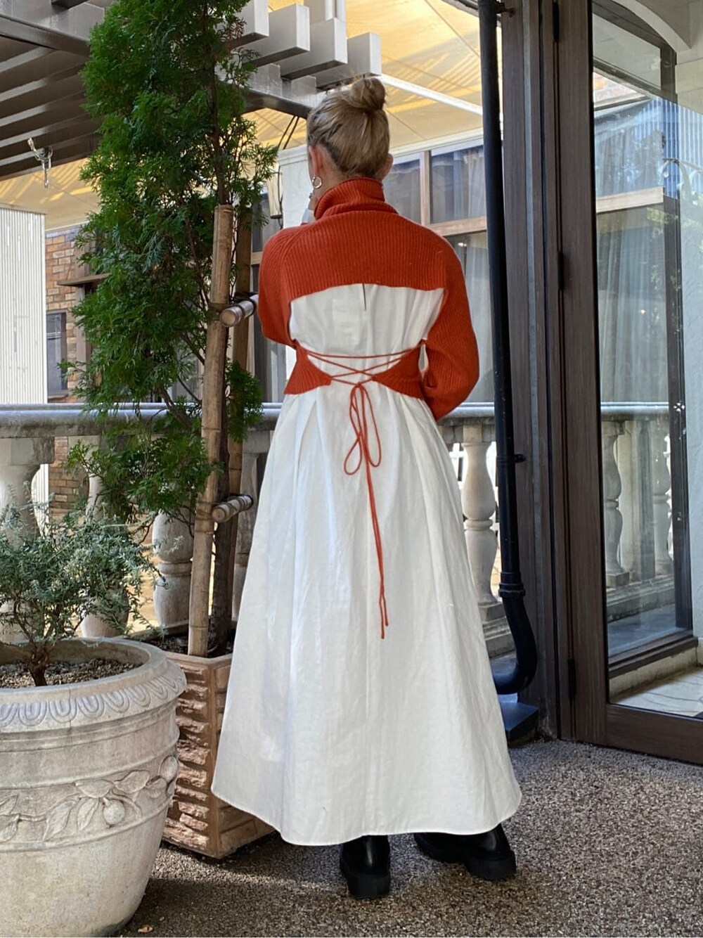 オレンジ系のワンピースを着用したレディースの秋コーディネートの4枚目の写真