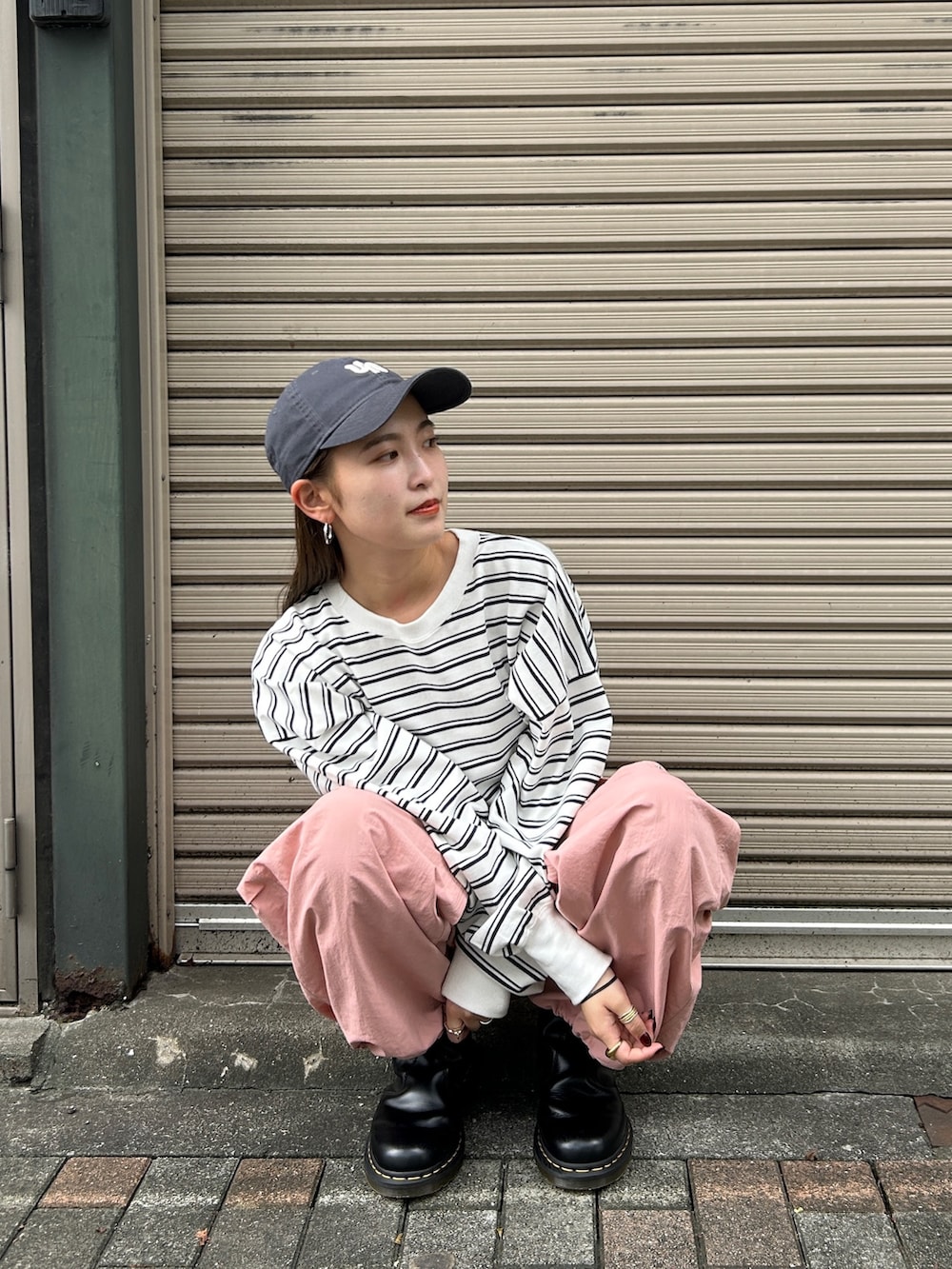 ホワイト系のTシャツ/カットソー、ピンク系のその他パンツを着用したレディースの冬コーディネートの2枚目の写真