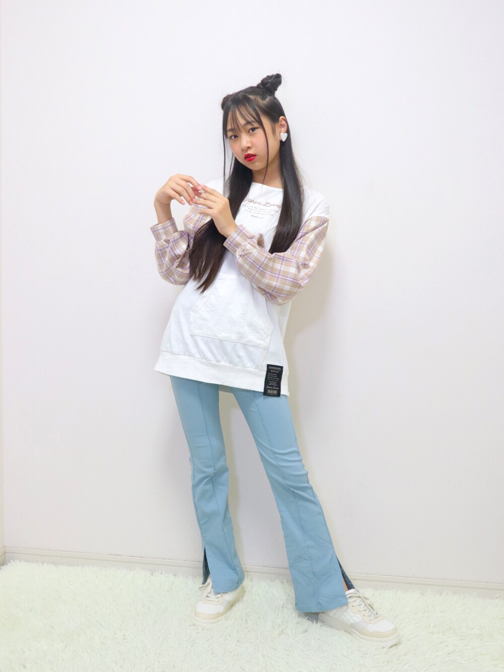 ブルー系のその他パンツ、ホワイト系のTシャツ/カットソー、ホワイト系のスニーカーを着用したキッズの秋コーディネートの2枚目の写真