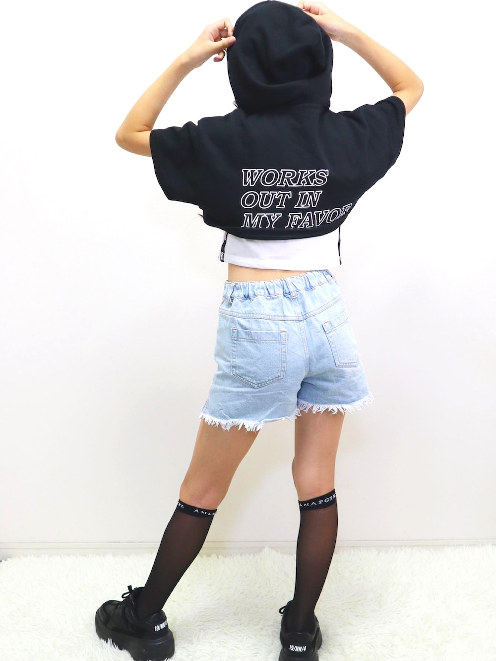 「キッズファッション、女の子コーデ、タンクトップ、セットアップ、スニーカー、カジュアルコーデ、夏コーデ、デニム、ショートパンツ、チェック、靴下 パンプス、シースルー、着回しコーデ」｜「ANAP GｉRLのクラッシュデニムショートパンツ（デニムパンツ、ブルー系）」を使った、miyuさん（キッズ・150cm）の夏コーディネートの2枚目の写真