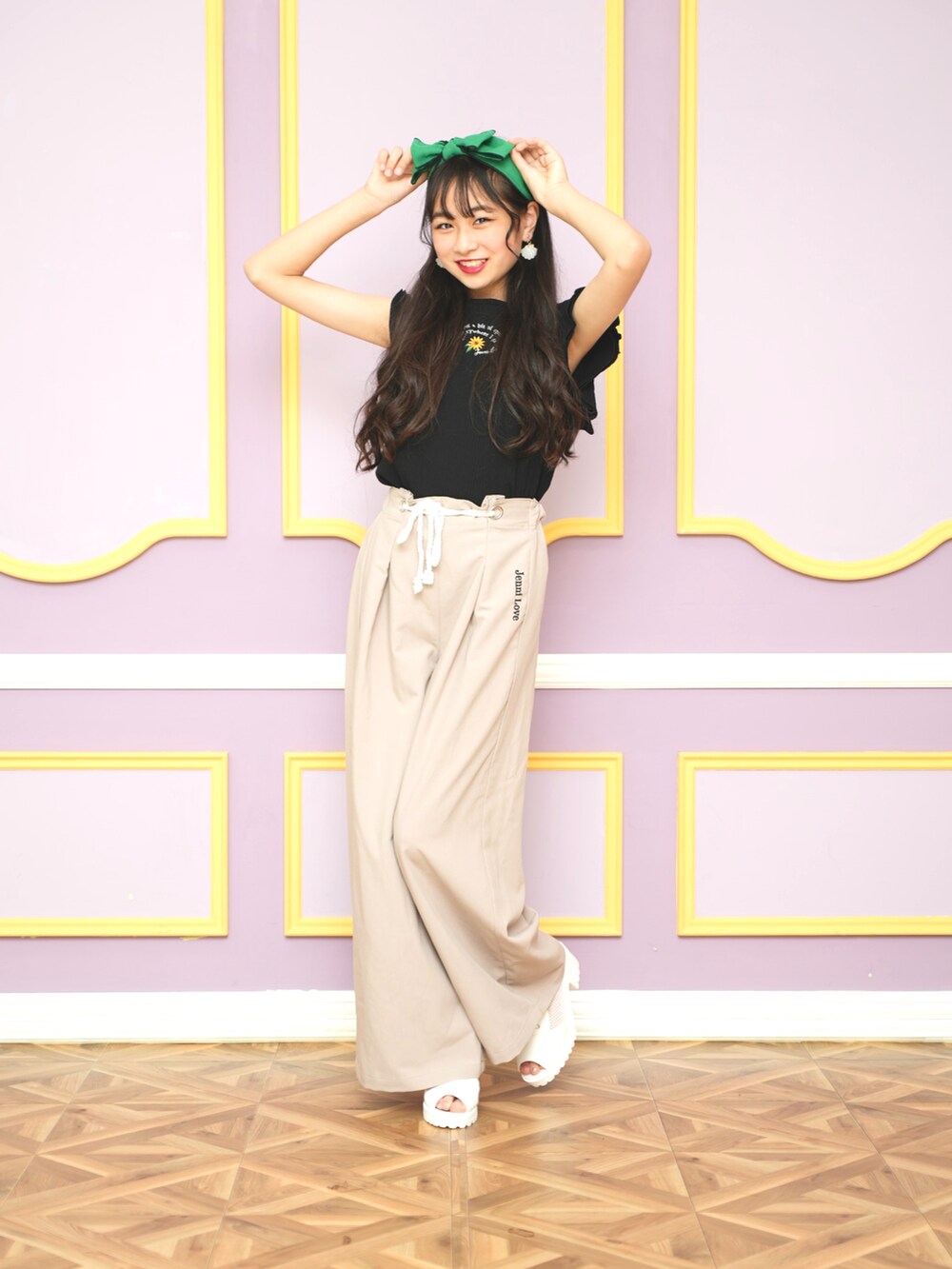 ブラック系のTシャツ/カットソー、ベージュ系のその他パンツ、ホワイト系のサンダルを着用したキッズの夏コーディネートの2枚目の写真