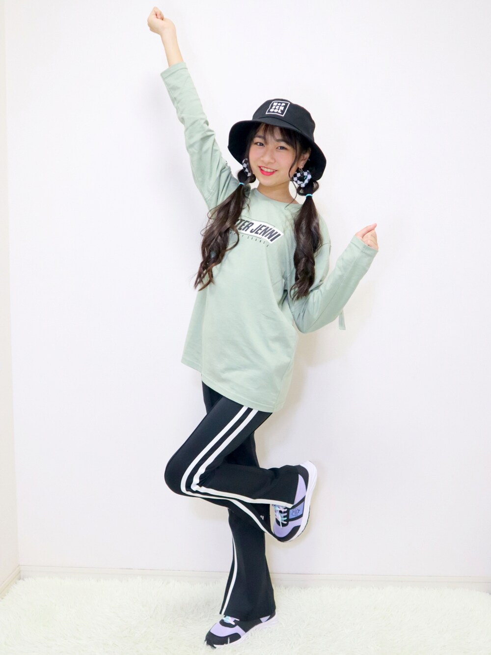 「小学生、秋冬コーデ、女の子コーデ、スニーカー、秋コーデ、バケットハット、シスタージェニィ、キッズコーデ」｜「SISTER JENNIの袖あきリングストラップロンT（Tシャツ/カットソー、グリーン系）」を使った、miyuさん（キッズ・150cm）の秋コーディネートの2枚目の写真