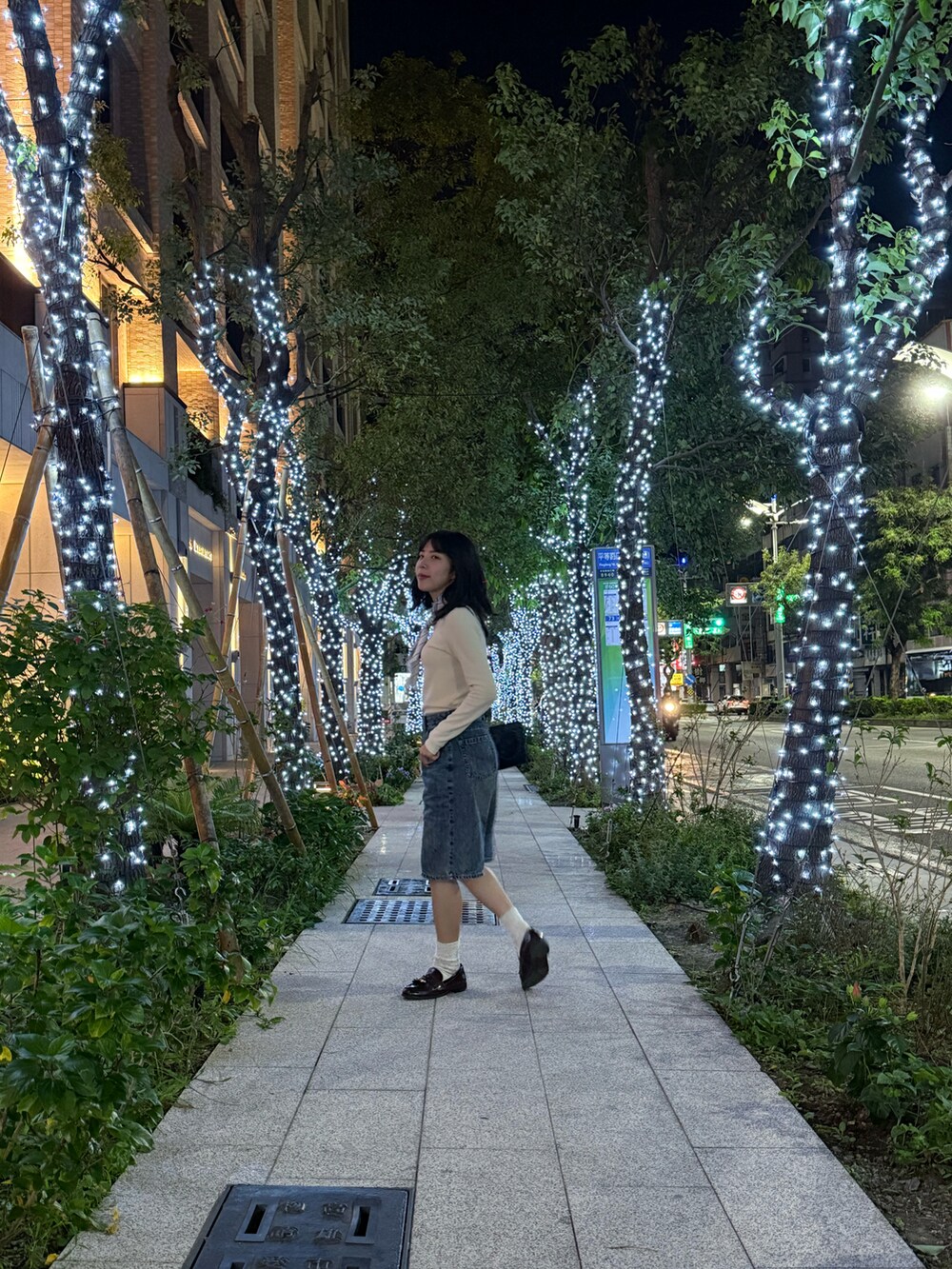 ブラウン系のローファー、ブルー系のデニムパンツ、ブルー系のストール/ショールを着用したレディースの冬コーディネートの2枚目の写真