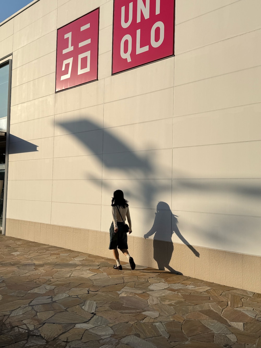 ブラウン系のローファー、ブルー系のデニムパンツ、ブルー系のストール/ショールを着用したレディースの冬コーディネートの3枚目の写真