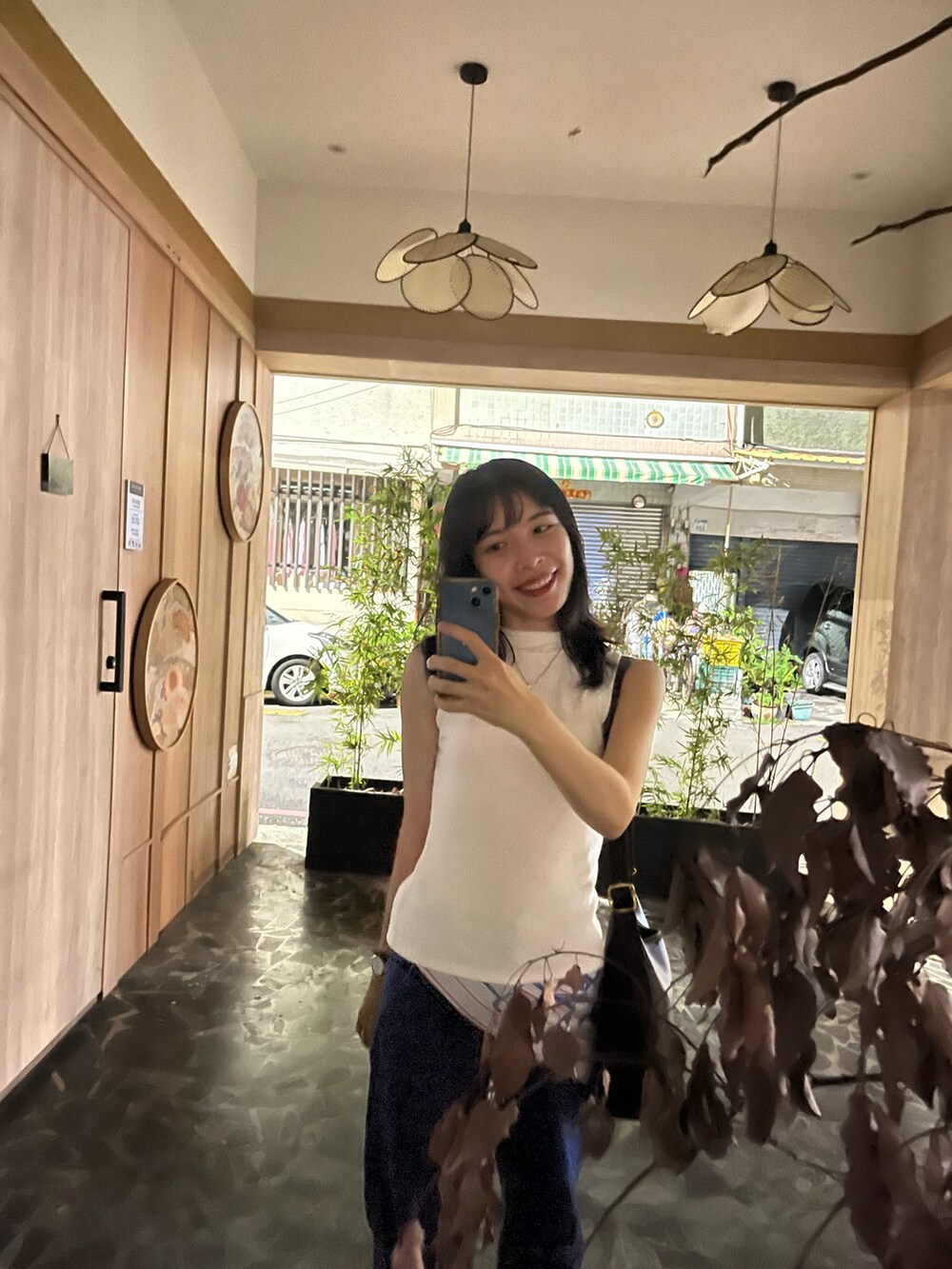 ホワイト系のニット/セーター、ブルー系のデニムパンツ、ブルー系のファッション雑貨を着用したレディースの秋コーディネートの2枚目の写真