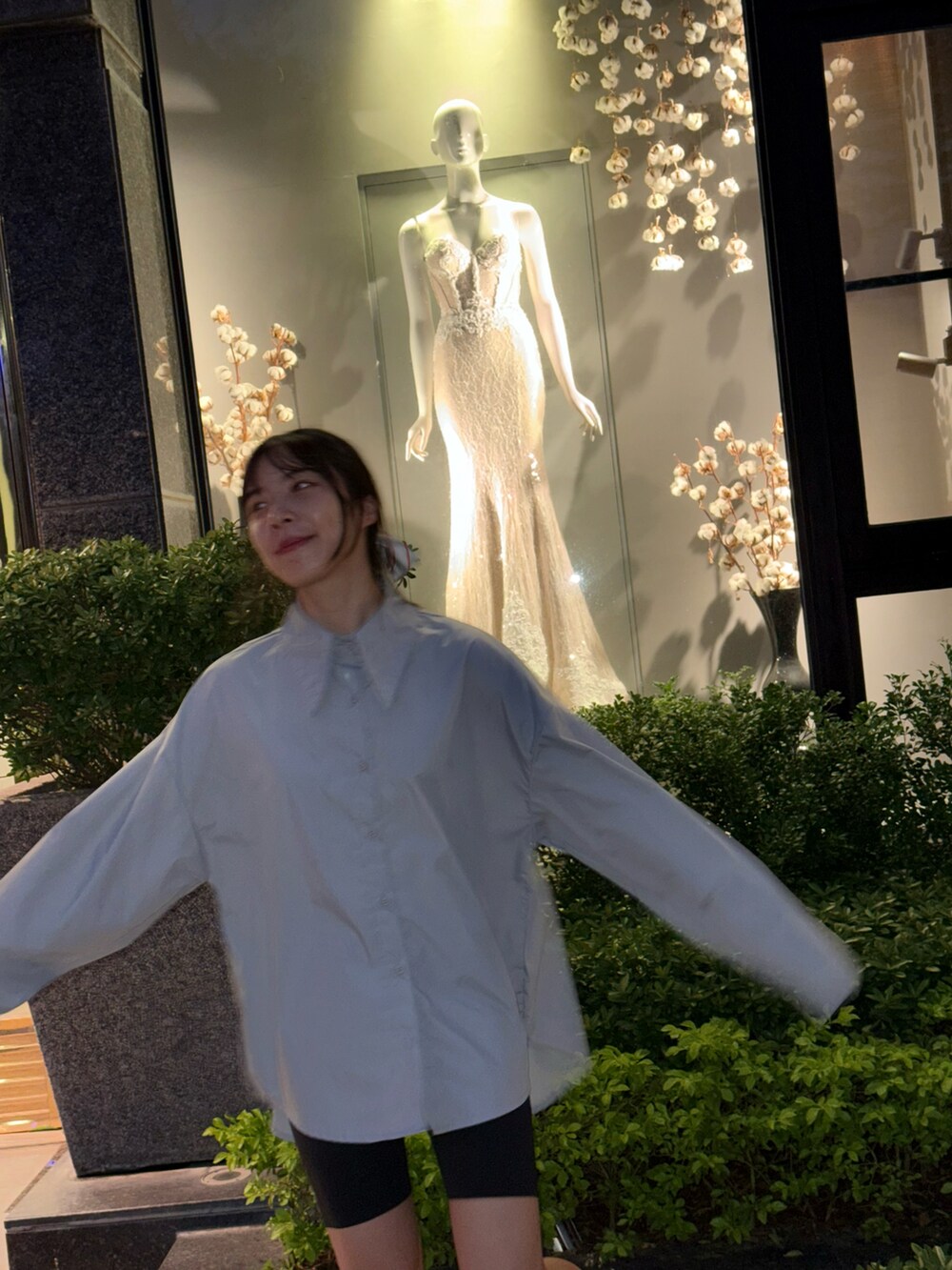 ブルー系のシャツ/ブラウス、ブラック系のブーティ、ブラック系のカーゴパンツを着用したレディースの秋コーディネートの2枚目の写真