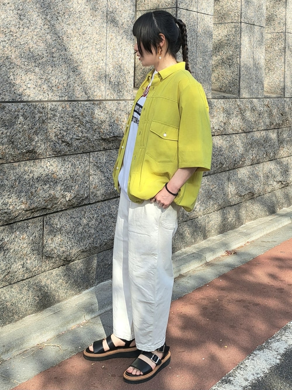 イエロー系のシャツ/ブラウス、ホワイト系のTシャツ/カットソー、ホワイト系のデニムパンツを着用したレディースの春コーディネートの2枚目の写真