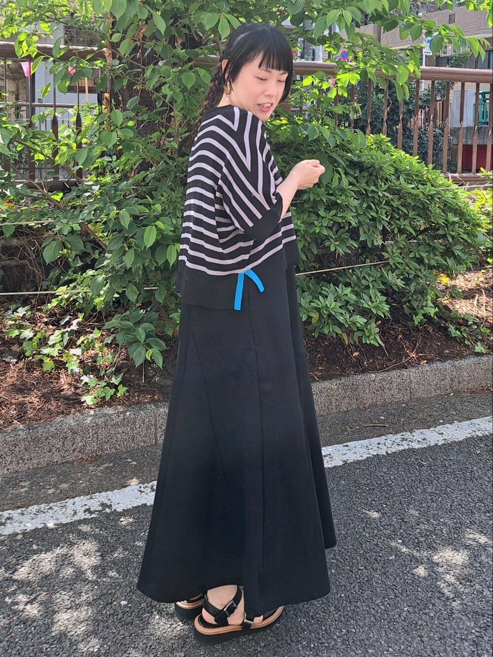 ブラック系のワンピースを着用したレディースの春コーディネートの4枚目の写真