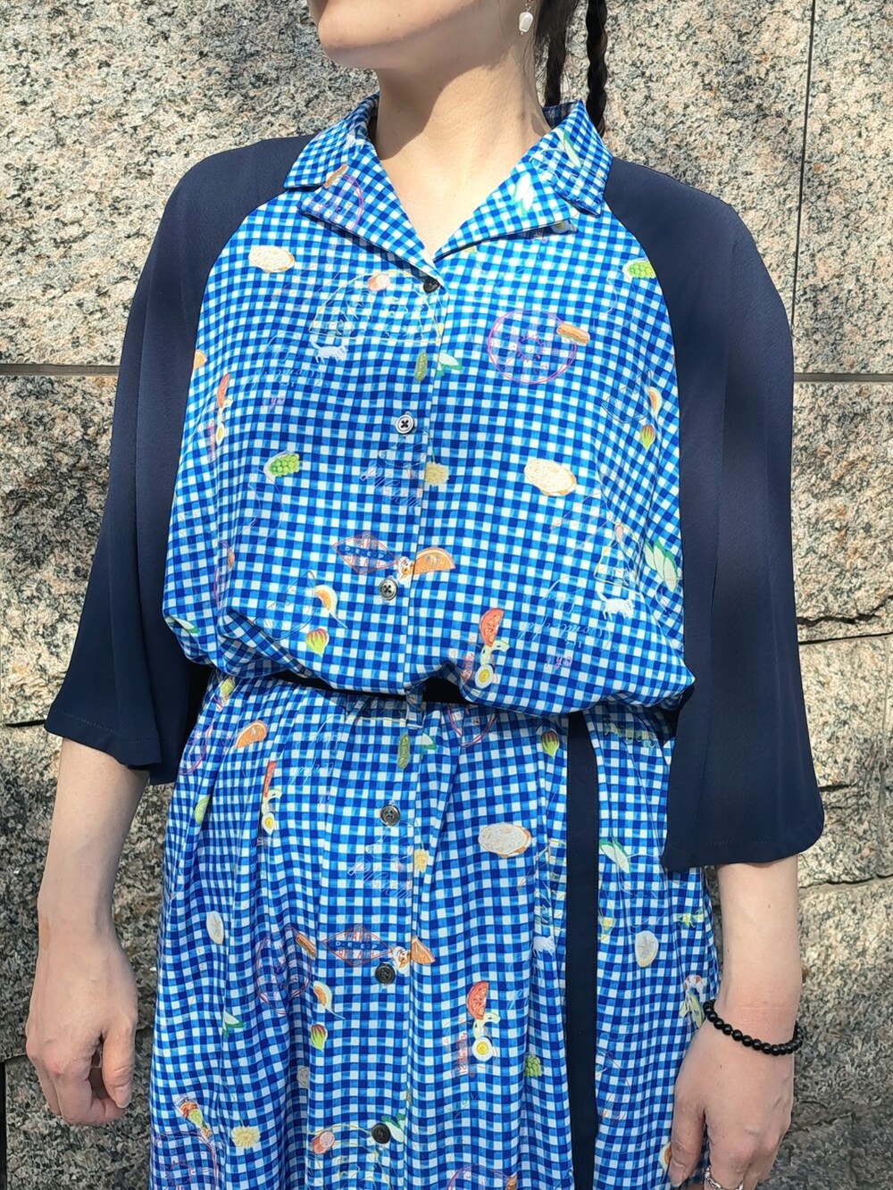 ブルー系のワンピースを着用したレディースの春コーディネートの5枚目の写真