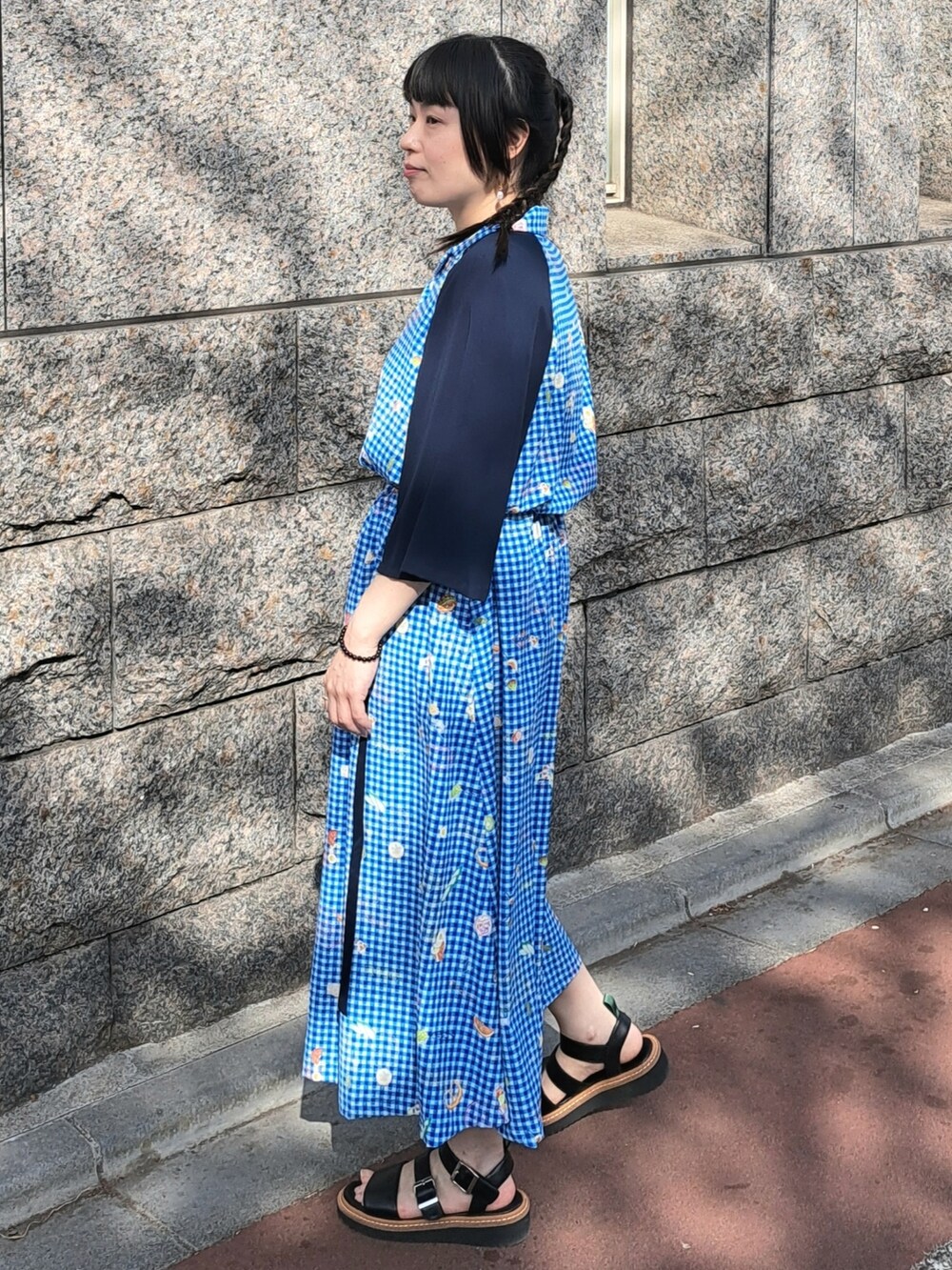 ブルー系のワンピースを着用したレディースの春コーディネートの2枚目の写真