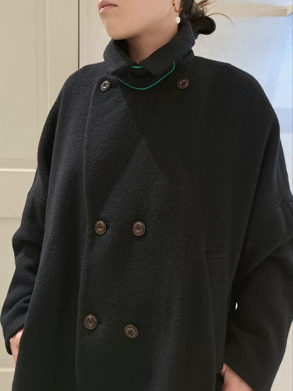 ブルー系のピーコート、グレー系のスウェット、グレー系のスラックスを着用したレディースの秋コーディネートの5枚目の写真