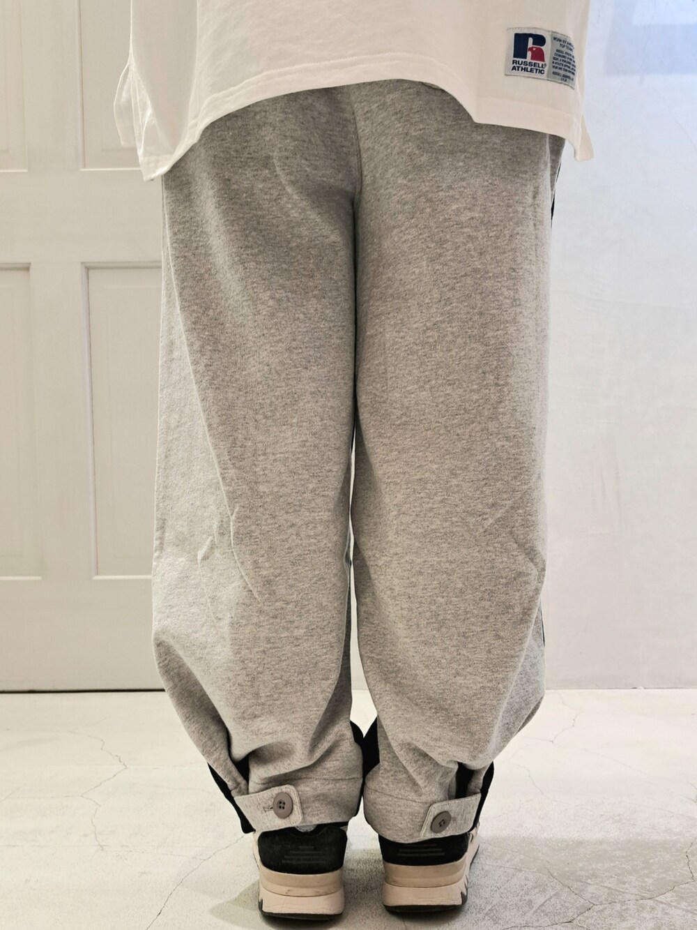 ホワイト系のTシャツ/カットソー、ブラック系のその他パンツ、グレー系のニットキャップ/ビーニーを着用したレディースの冬コーディネートの5枚目の写真