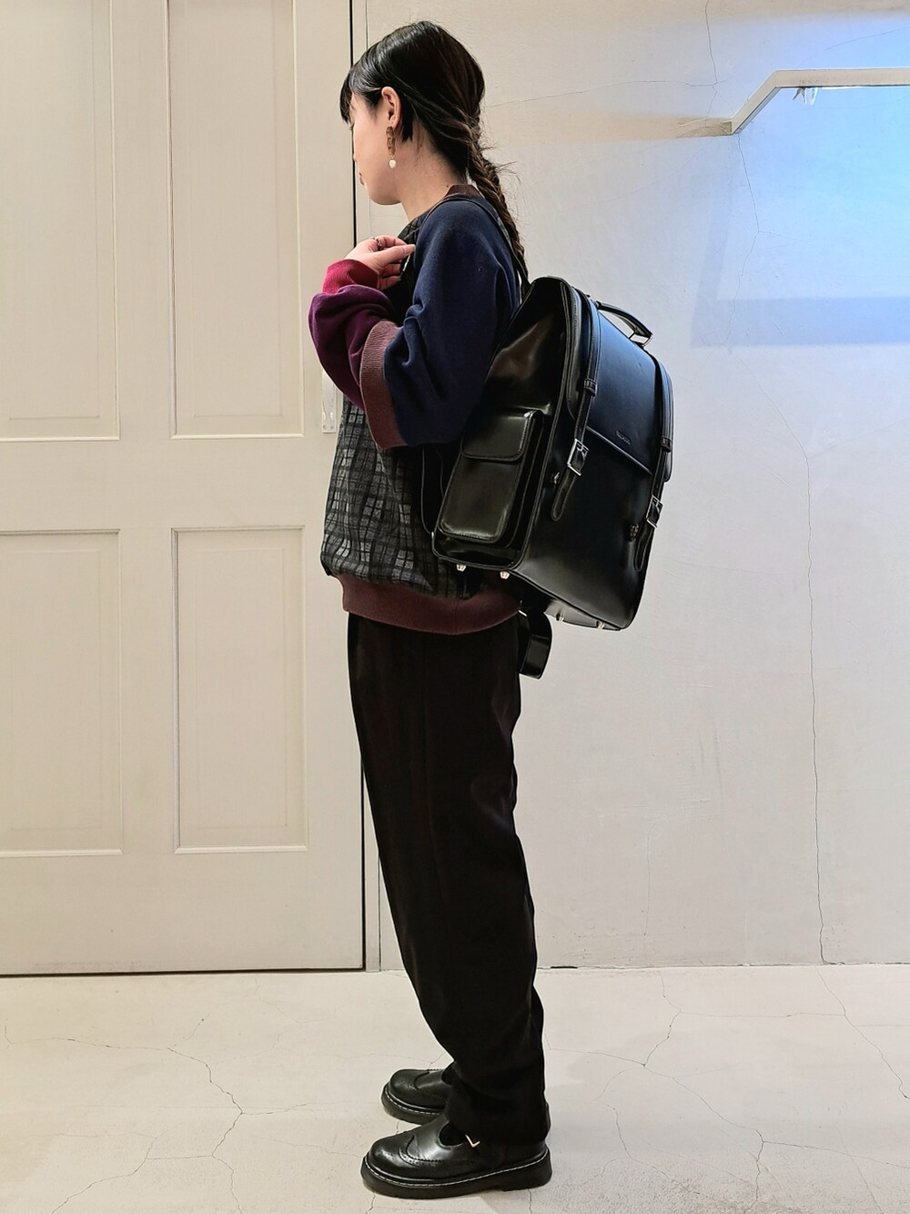 グレー系のスウェット、ブラック系のその他パンツ、ブラック系のバックパック/リュックを着用したレディースの冬コーディネートの2枚目の写真