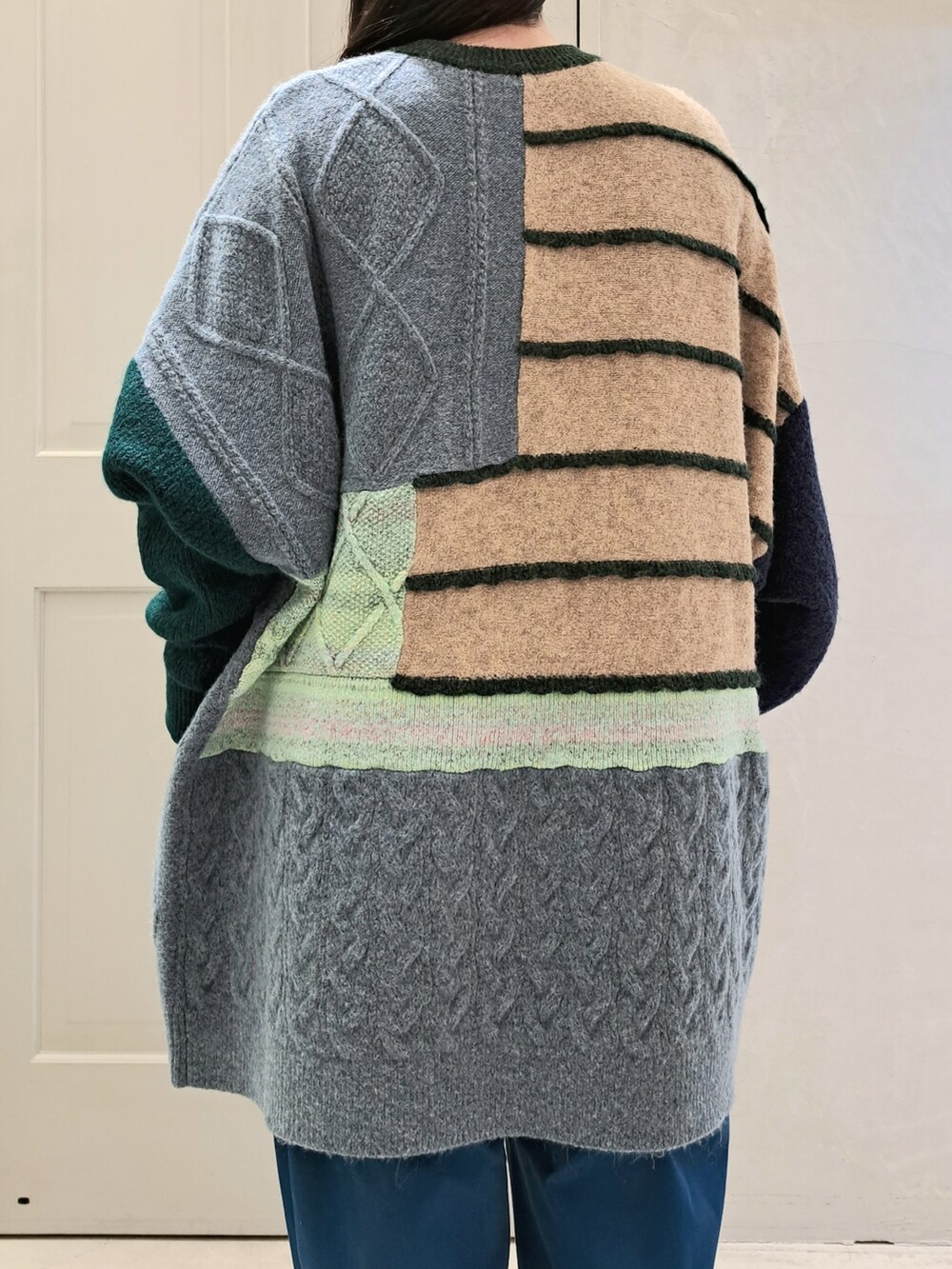 ブルー系のニット/セーター、ブルー系のその他パンツ、ホワイト系のその他シューズを着用したレディースの冬コーディネートの5枚目の写真