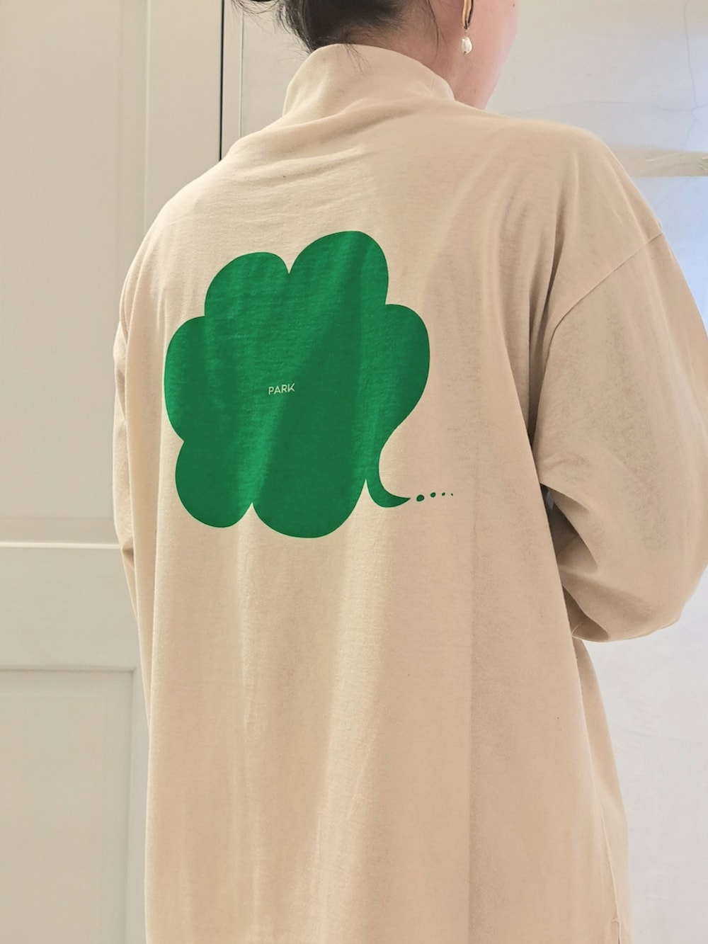 ブルー系のカーディガン/ボレロ、ホワイト系のその他パンツ、ベージュ系のTシャツ/カットソーを着用したレディースの秋コーディネートの5枚目の写真