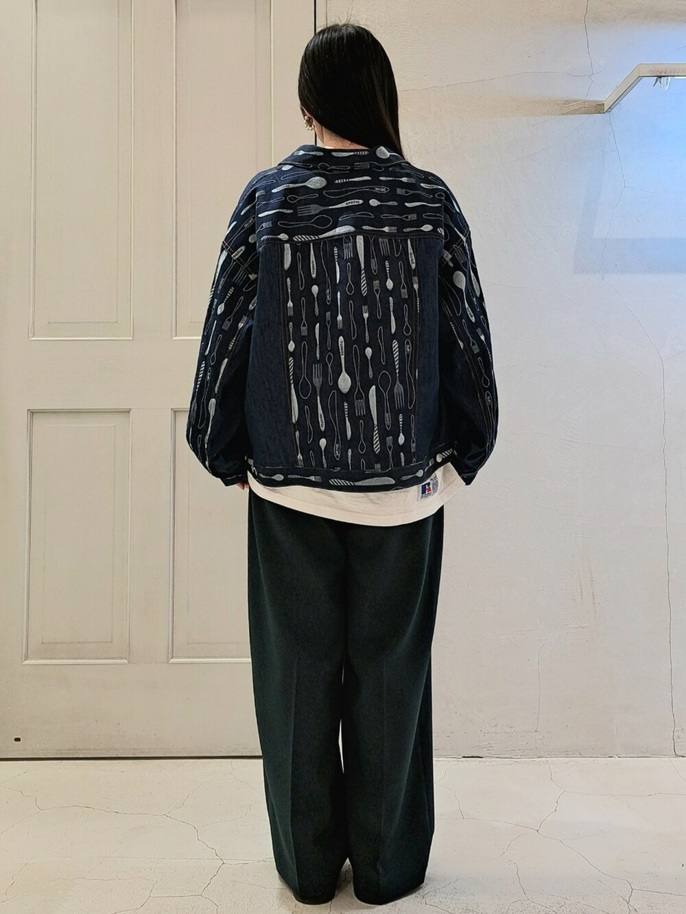 ブルー系のデニムジャケット、グリーン系のその他パンツ、ブラック系のその他シューズを着用したレディースの冬コーディネートの3枚目の写真