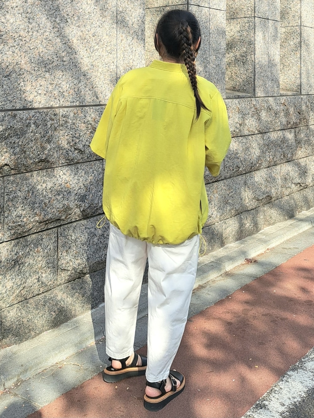 イエロー系のシャツ/ブラウス、ホワイト系のTシャツ/カットソー、ホワイト系のデニムパンツを着用したレディースの春コーディネートの3枚目の写真