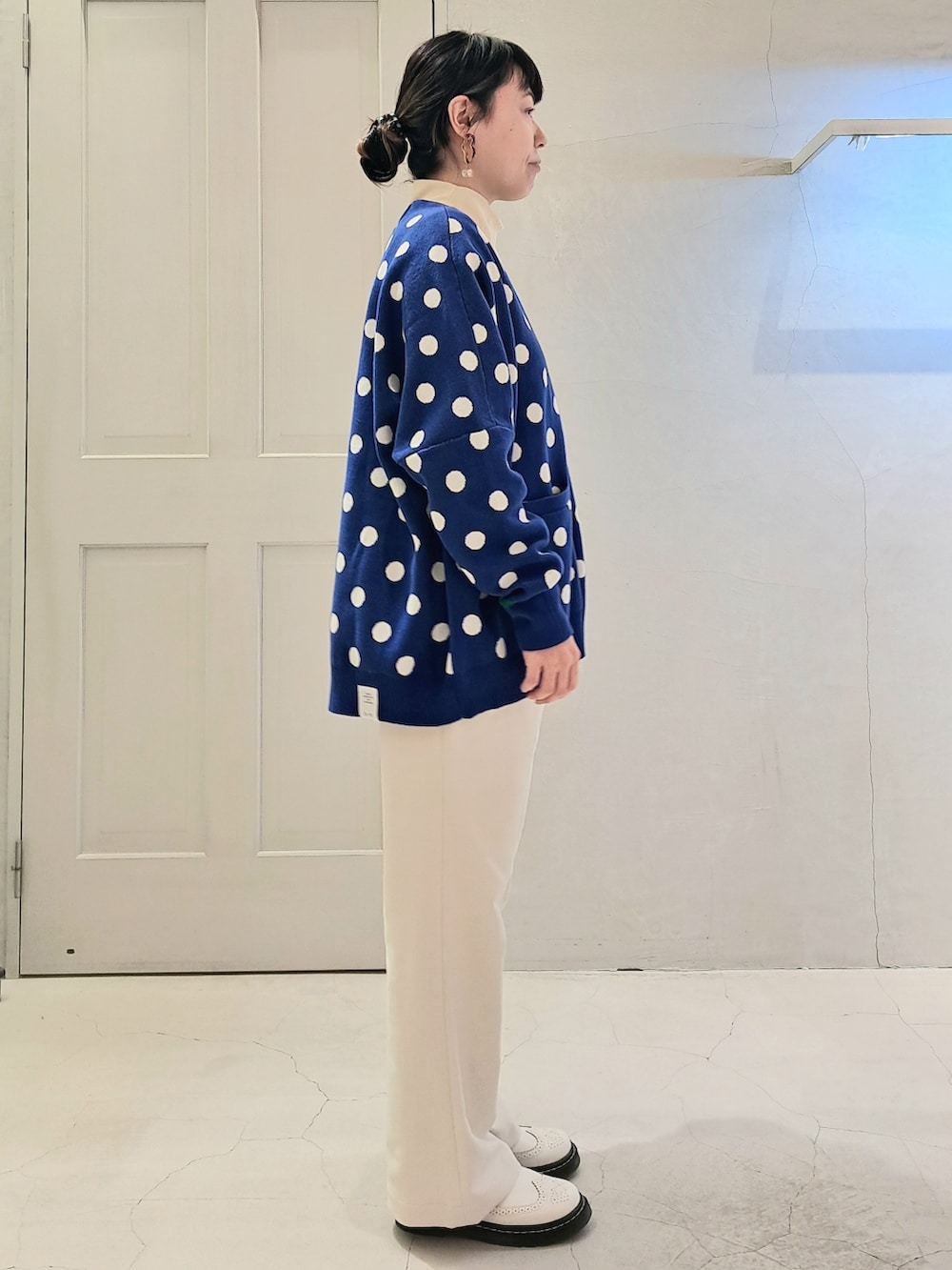 ブルー系のカーディガン/ボレロ、ホワイト系のその他パンツ、ベージュ系のTシャツ/カットソーを着用したレディースの秋コーディネートの4枚目の写真